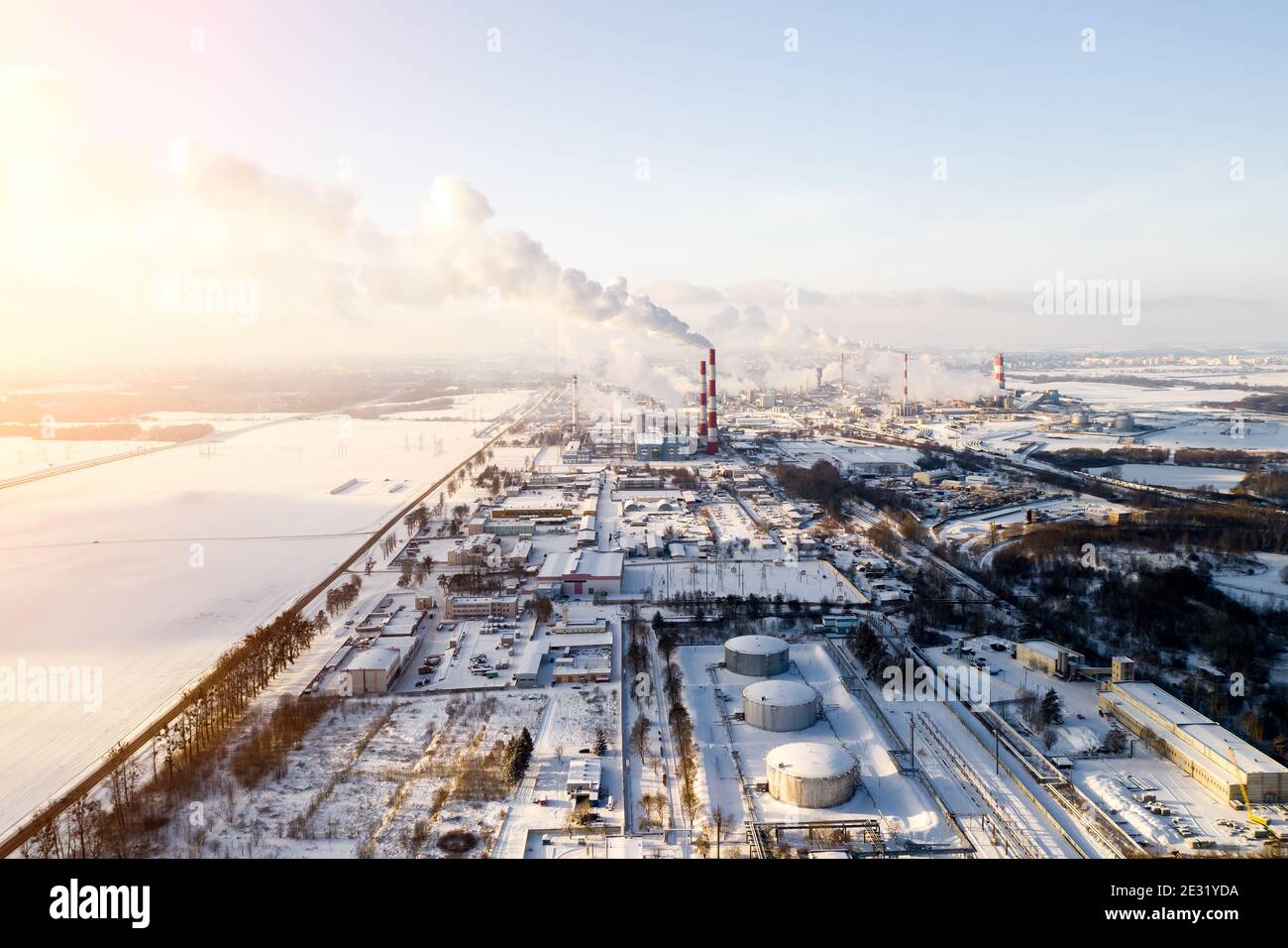 Rauch aus den Rohren eines Chemieunternehmens Draufsicht. Panorama der Fabrik im Winter. Stockfoto