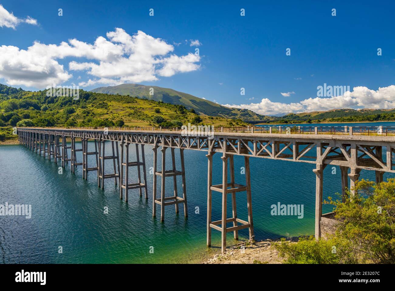 Brücke Ponte delle Stecche, Lago di Campotosto im Nationalpark Gran Sasso e Monti della Laga, Region Abruzzen, Italien Stockfoto