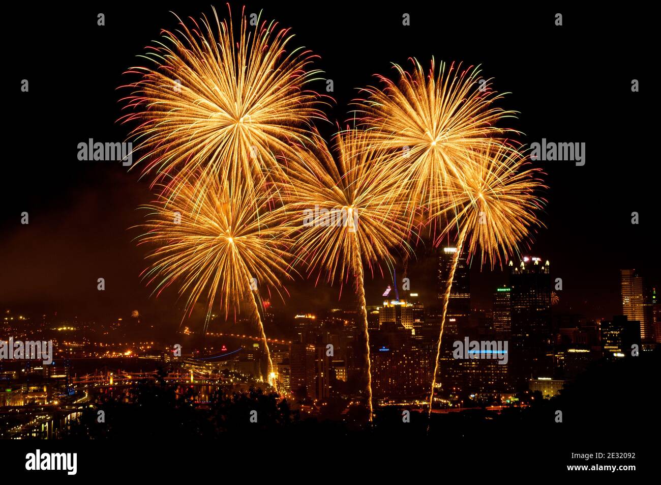 Feuerwerk über Pittsburgh am Unabhängigkeitstag, Pennsylvania, USA Stockfoto