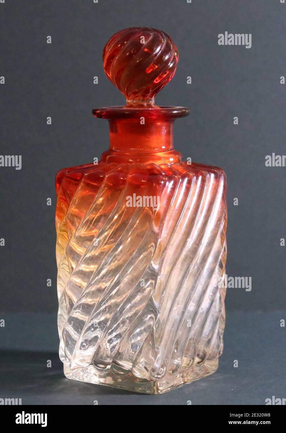 Baccarat Bambou Tors französische Parfüm-Dekanter in einer schönen Flamme Rot verblassen zu klarem Glas Anfang 1900 Stockfoto