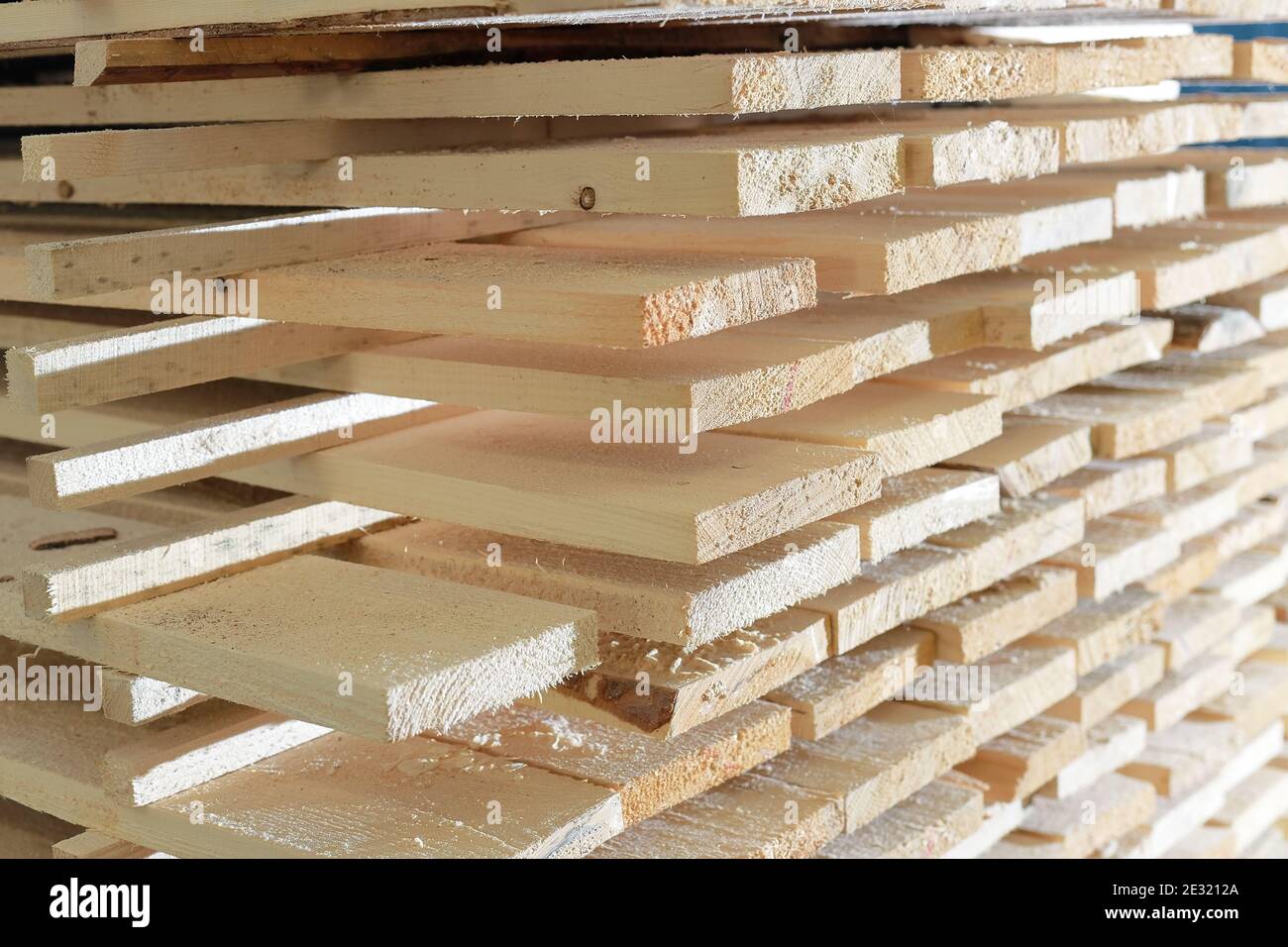 Holzbretter werden in einem Sägewerk oder einer Schreinerei gestapelt. Trocknen und Vermarkten von Holz. Stockfoto