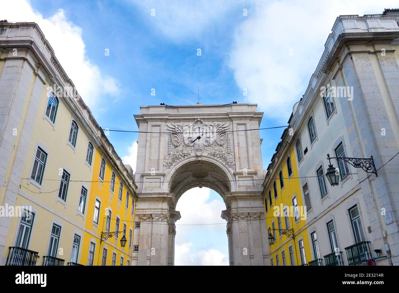 Blick auf den Triumphbogen am Handelsplatz in Lissabon, Portugal. Stockfoto