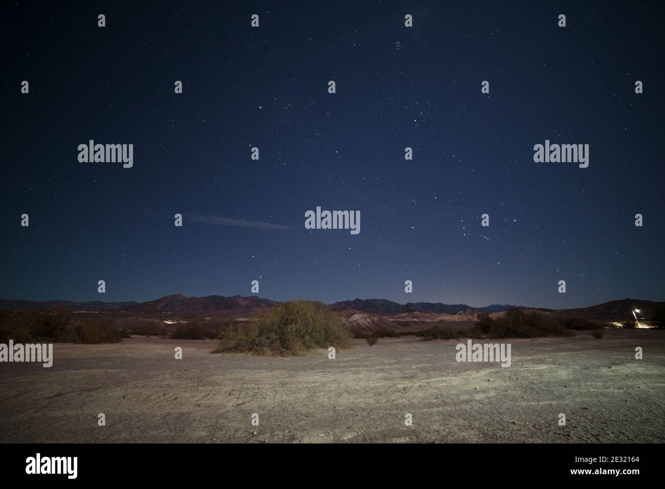 Death Valley, California, USA - 17. Dezember 2018: Nachthimmel, Sterne und Umgebung auf dem Campingplatz am Furnace Creek. Stockfoto