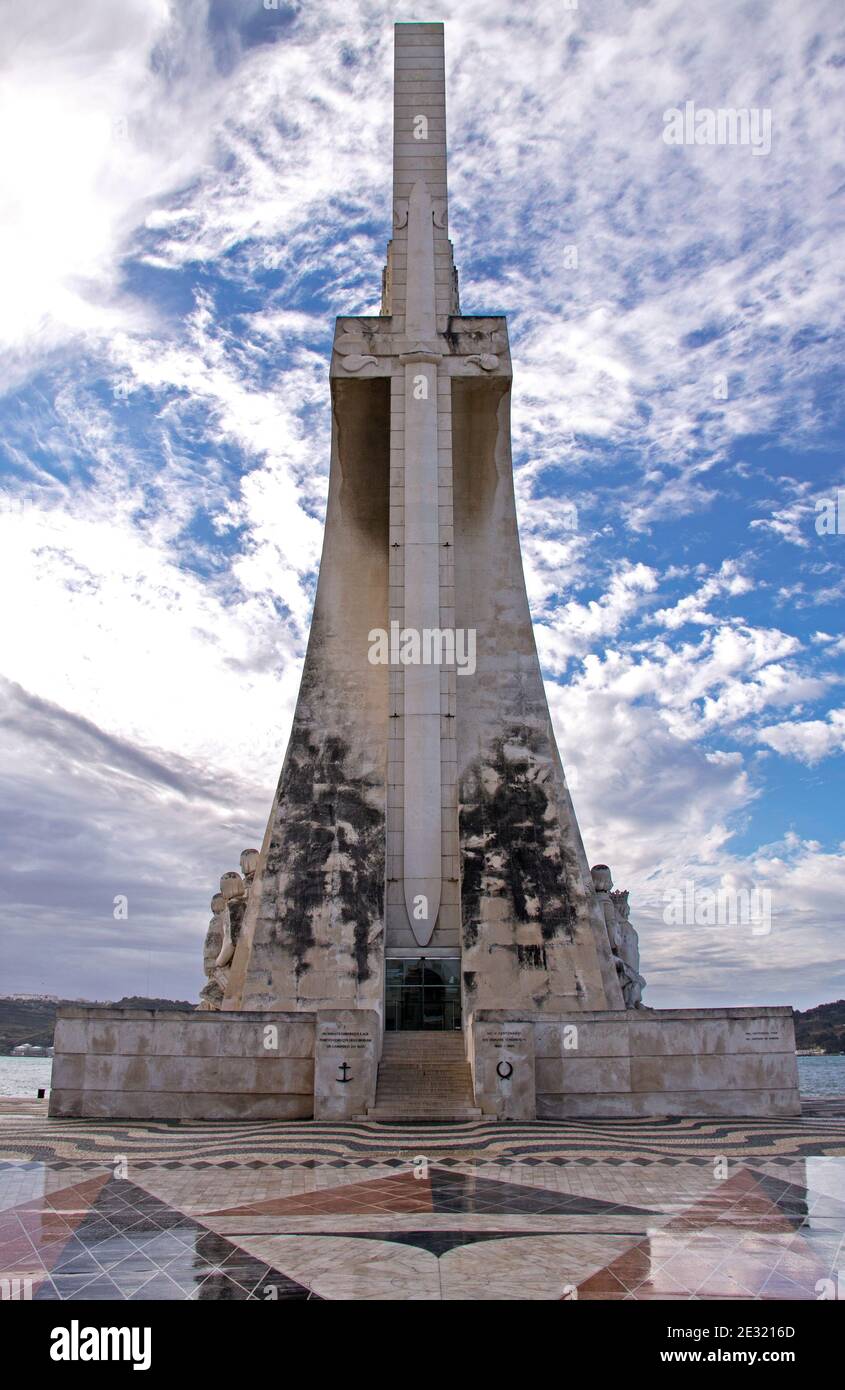 Vorderansicht des Denkmals der Entdeckungen im Stadtteil Belem, Lissabon. Portugal. Stockfoto
