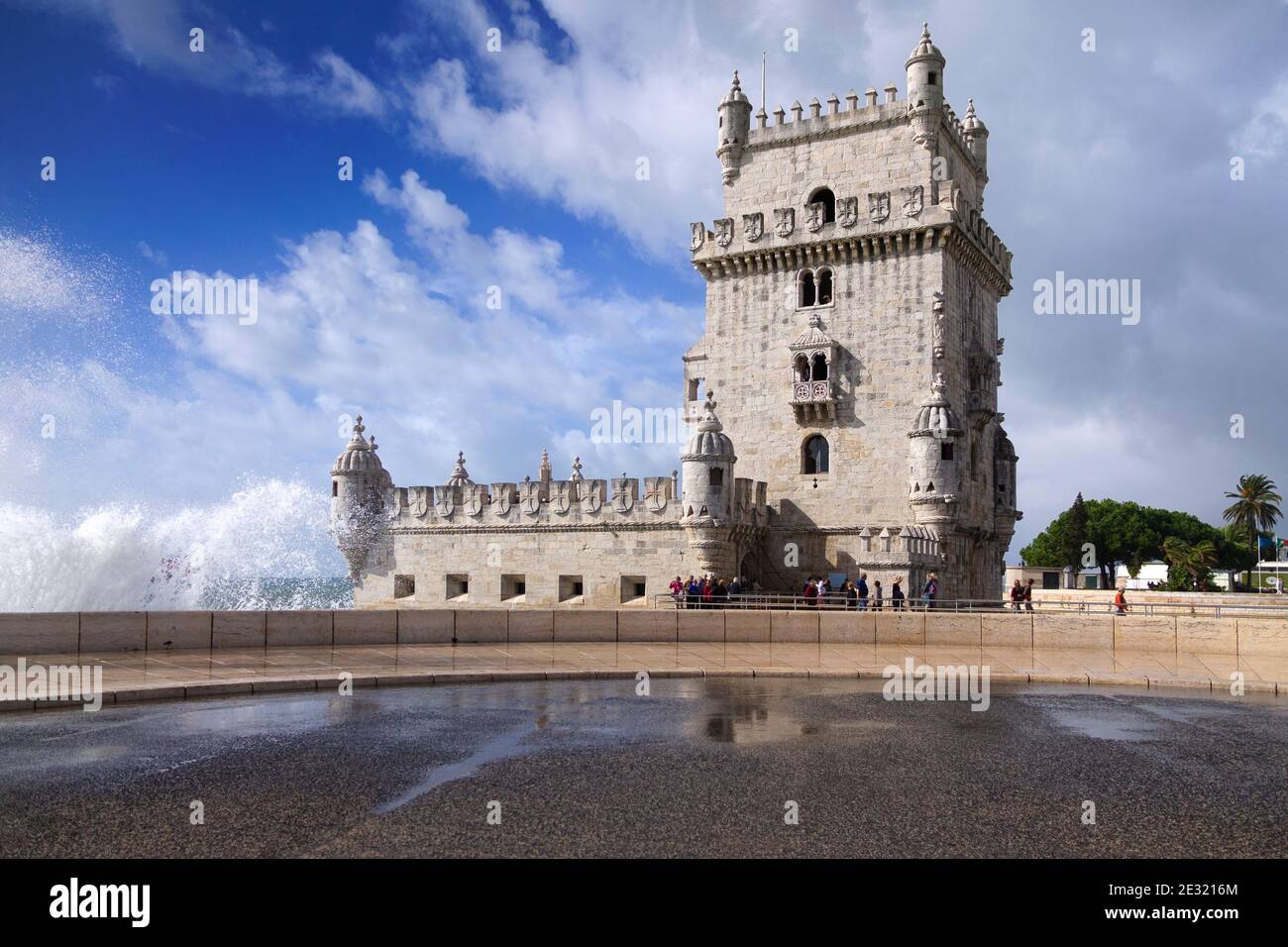 Vorderansicht des Belem Turms in Lissabon an einem Tag rauer Meere. Blauer Himmel und Wolken. Leerzeichen für Text. Stockfoto