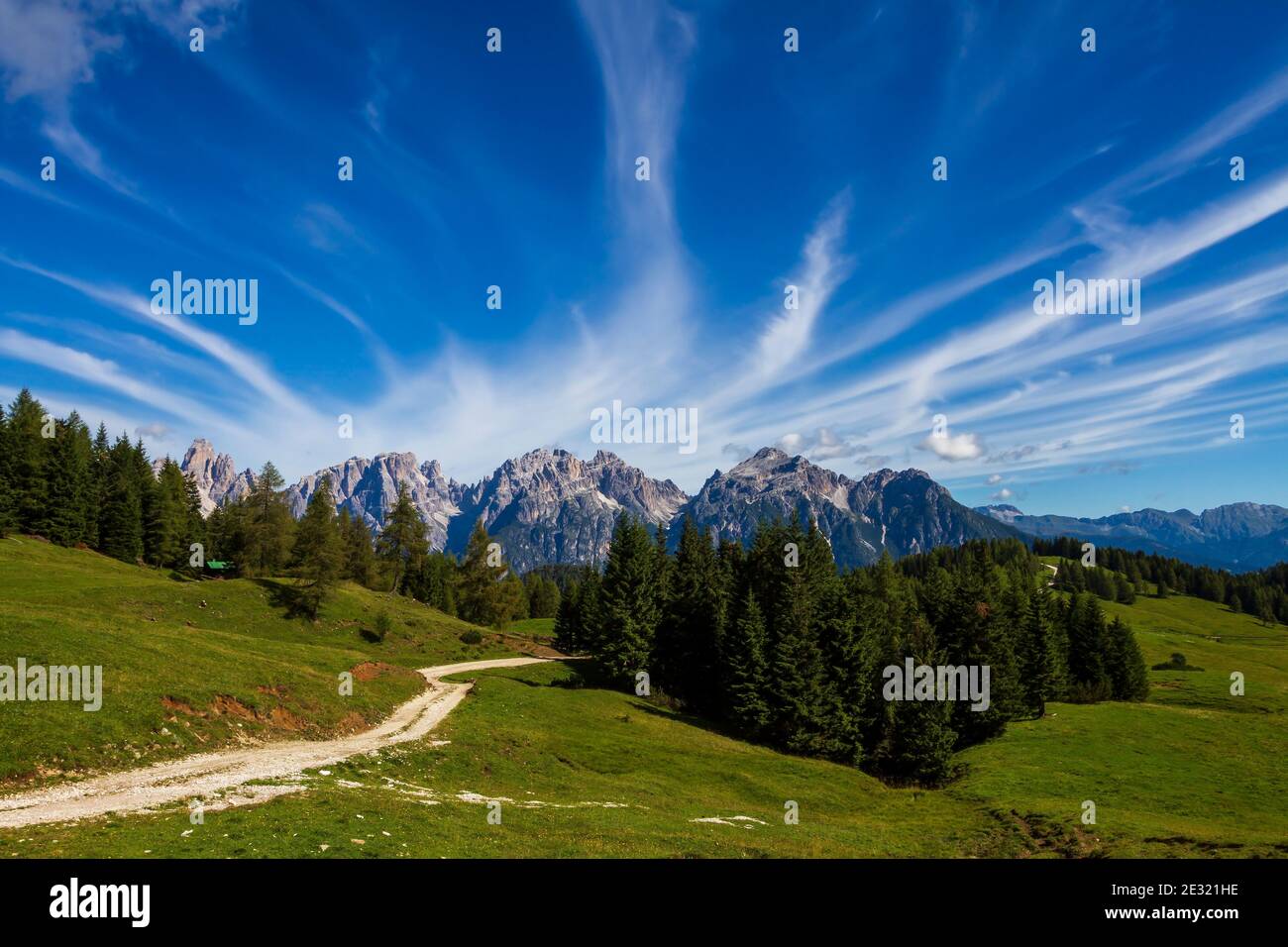 Eindrucksvoller Blick auf die Dolomiten in einem klarsten Sommermorgen. Stockfoto