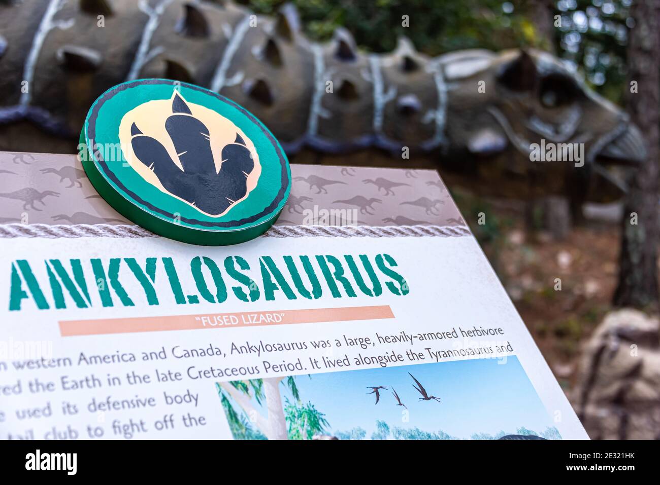 Lebensgroßer animierter Ankylosaurus im Freiluftsaurier Entdecken Sie die pädagogische Attraktion im Stone Mountain Park in Atlanta, Georgia. (USA) Stockfoto