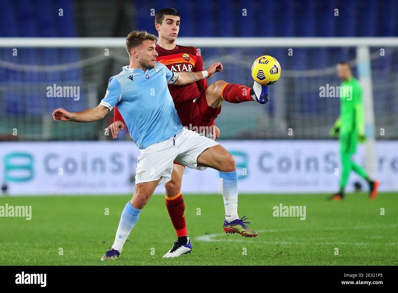 Gianluca Mancini von Roma (R) kämpft um den Ball mit Ciro unbeweglich von Latium während der italienischen Meisterschaft Serie A Fußba/lm Stockfoto