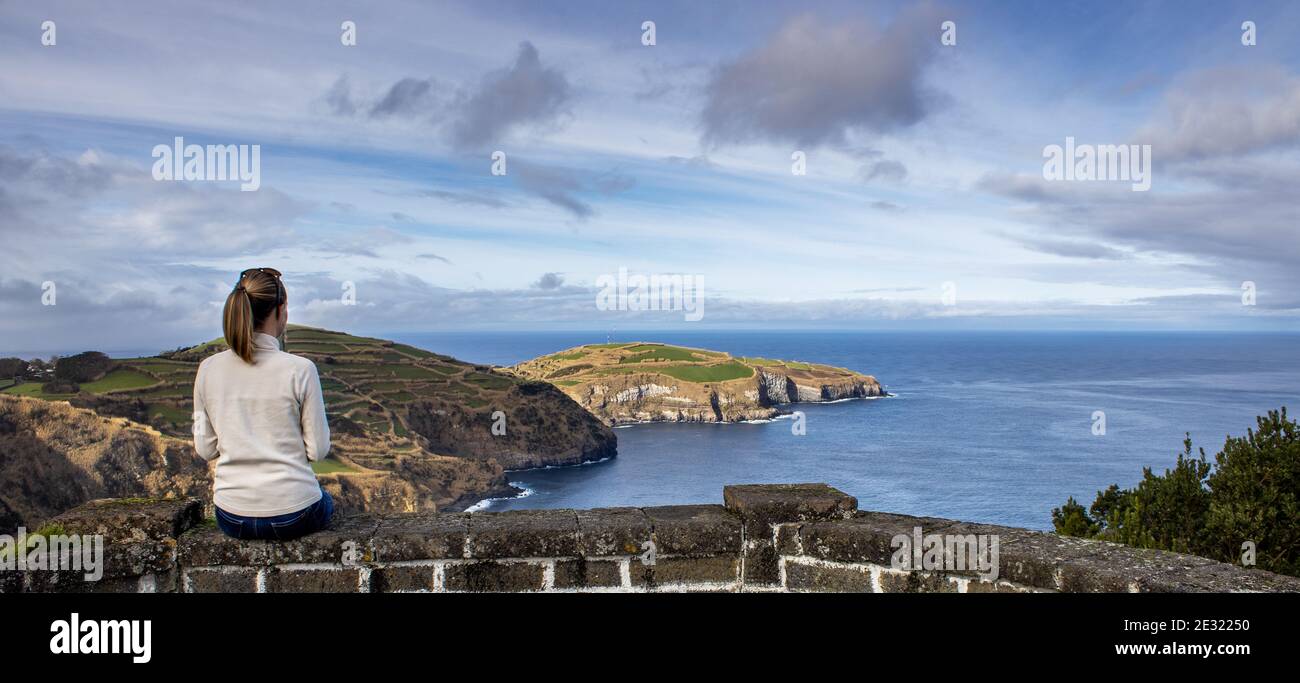 Frau am Aussichtspunkt genießen erstaunliche Landschaft, Santa Iria Aussichtspunkt, Azoren. Stockfoto