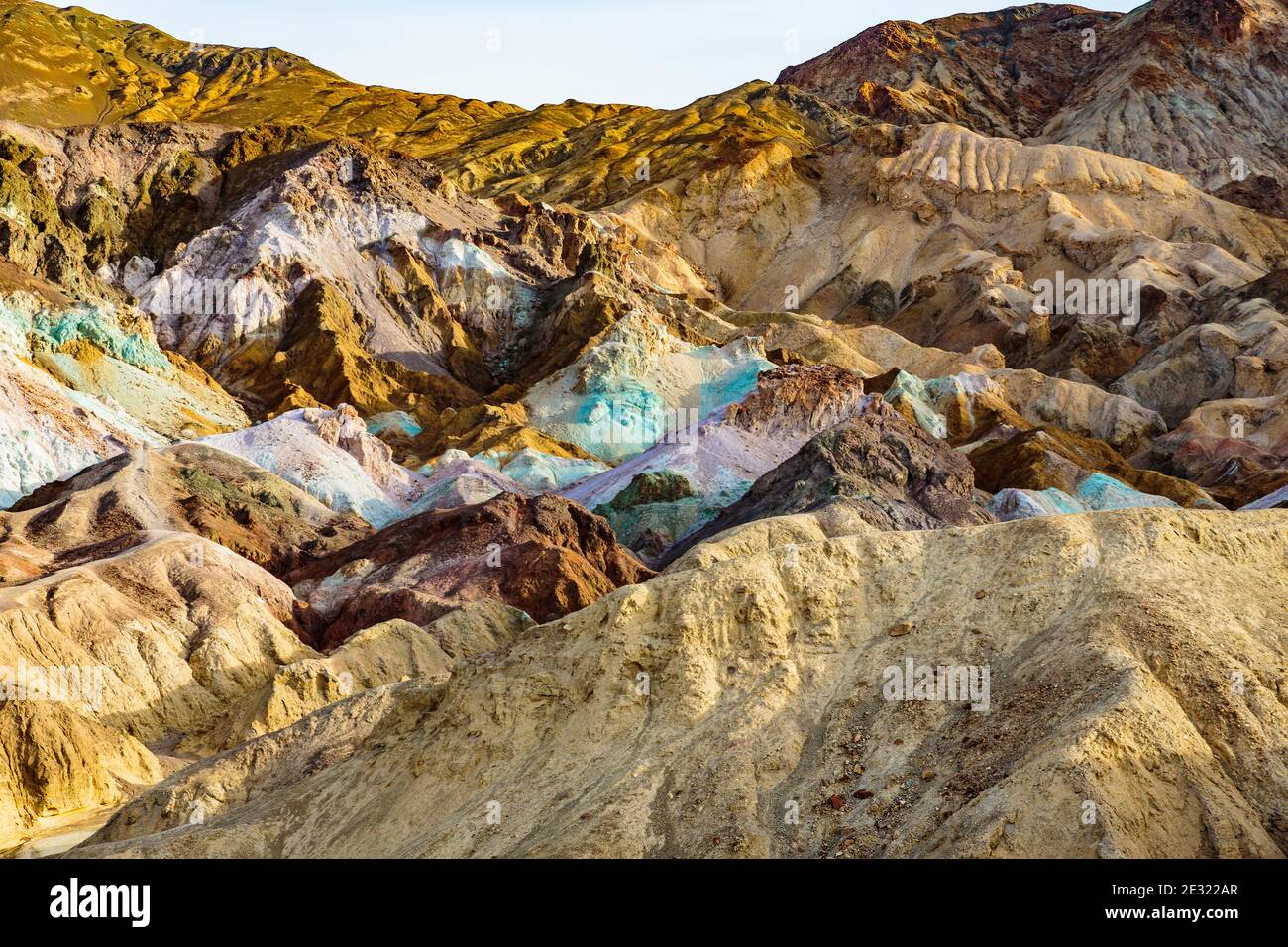 Death Valley, California, USA - 17. Dezember 2018: Sonnenaufgang in der Artists Palette Rock Formation. Lebendige Farben und kräftige mineralische Formationen schaffen Th Stockfoto