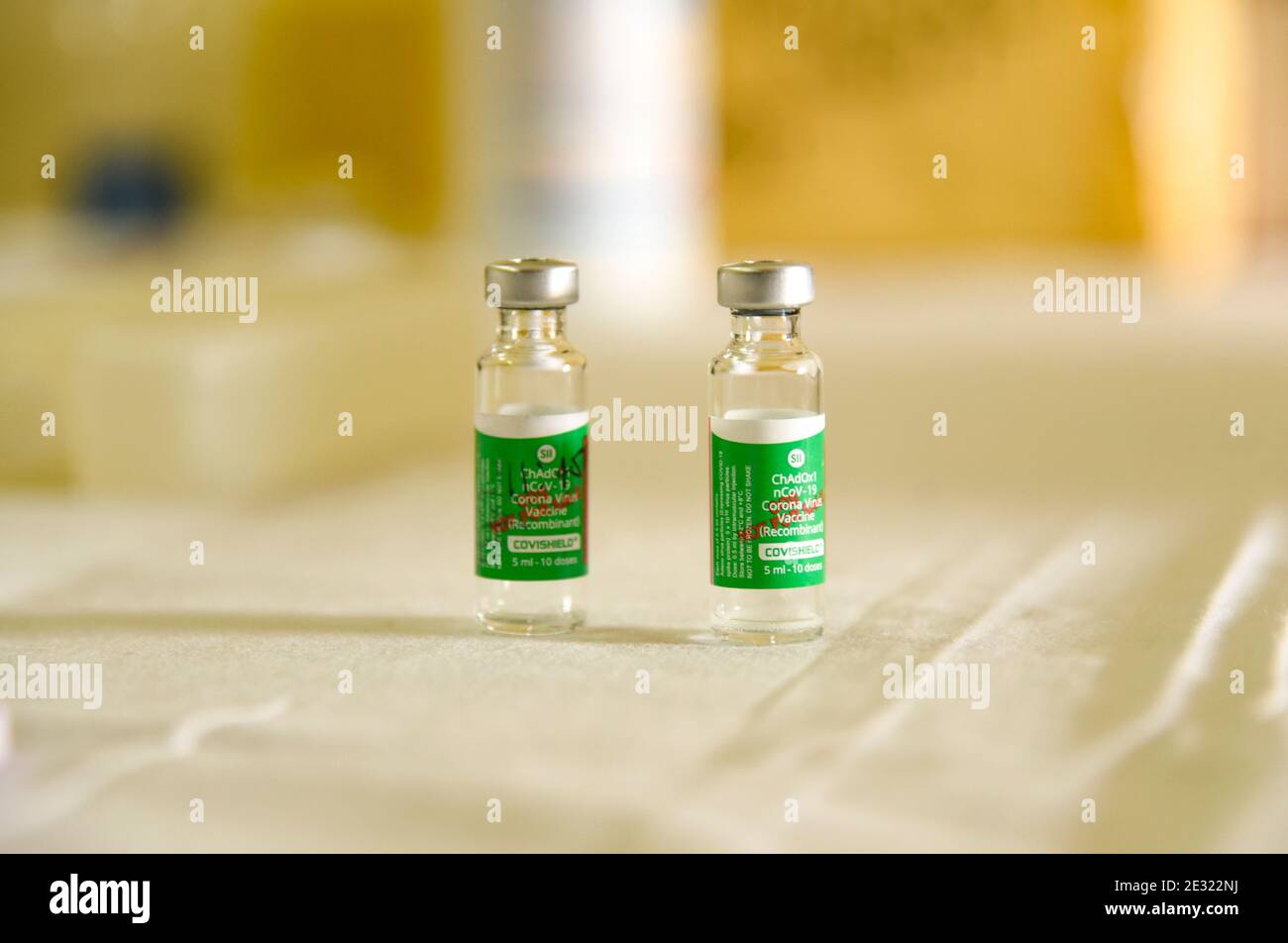 Neu Delhi, Indien. Januar 2021. COVID-19-Impfstoff von Oxford-AstraZeneca, genannt COVISHIELD, während der Impfkampagne gegen die Coronavirus-Krankheit (COVID-19) im Primus Super Specialty Hospital Hospital in New Delhi, Indien, 16. Januar 2021. Premierminister Narendra Modi hat am Samstag Indiens Impfkampagne gegen Covid-19 gestartet, die weltweit größte Impfübung gegen das neuartige Coronavirus. In einer virtuellen Ansprache würdigte Ministerpräsident Modi Wissenschaftler und Mitarbeiter des Gesundheitswesens, die an vorderster Front der Pandemie waren. Kredit: David Talukdar/Alamy Live Nachrichten Gutschrift: David Talukdar/Alamy Live Nachrichten Stockfoto
