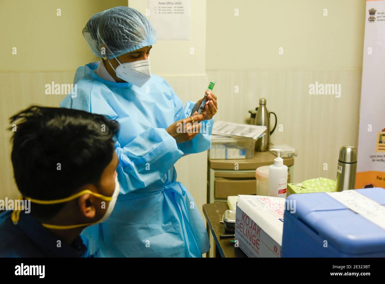 Neu Delhi, Indien. Januar 2021. Während der Impfkampagne gegen die Coronavirus-Krankheit (COVID-19) im Primus Super Specialty Hospital Hospital in New Delhi, Indien, am 16. Januar 2021, füllt ein Mitarbeiter des Gesundheitswesens eine Spritze mit einer Dosis des COVID-19-Impfstoffs COVISHIELD von Oxford-AstraZeneca. Premierminister Narendra Modi hat am Samstag Indiens Impfkampagne gegen Covid-19 gestartet, die weltweit größte Impfübung gegen das neuartige Coronavirus. In einer virtuellen Ansprache würdigte Ministerpräsident Modi Wissenschaftler und Mitarbeiter des Gesundheitswesens, die an vorderster Front der Pandemie waren. Bild: David Talukdar/A Stockfoto