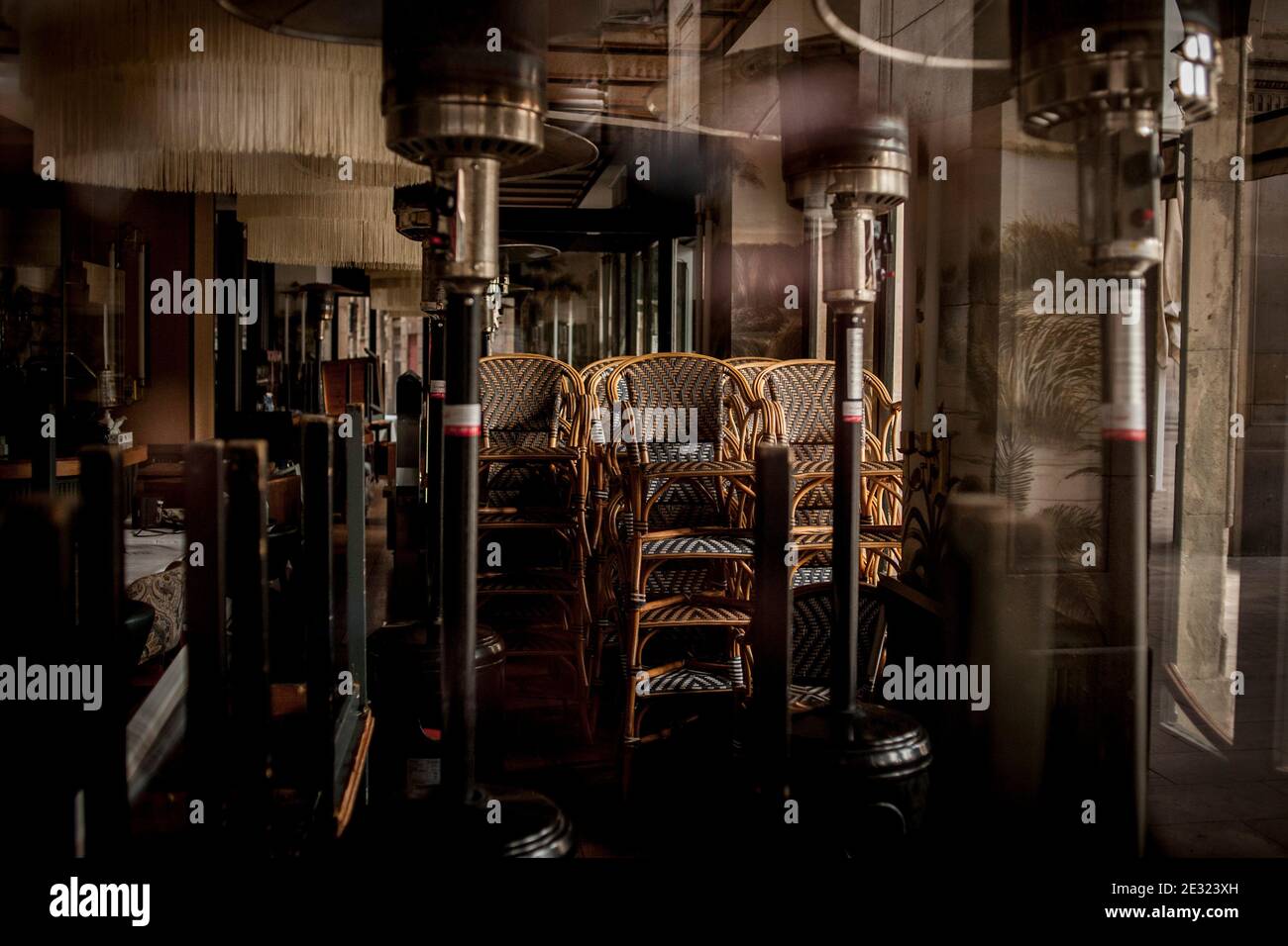 Tische und Stühle sind in einem geschlossenen Restaurant auf der Plaza Real in Barcelona gestapelt. Spanien meldete 35,878 neue Coronavirus-Infektionen und 201 Todesfälle, da die Zahl der dritten Welle ansteigt. Stockfoto