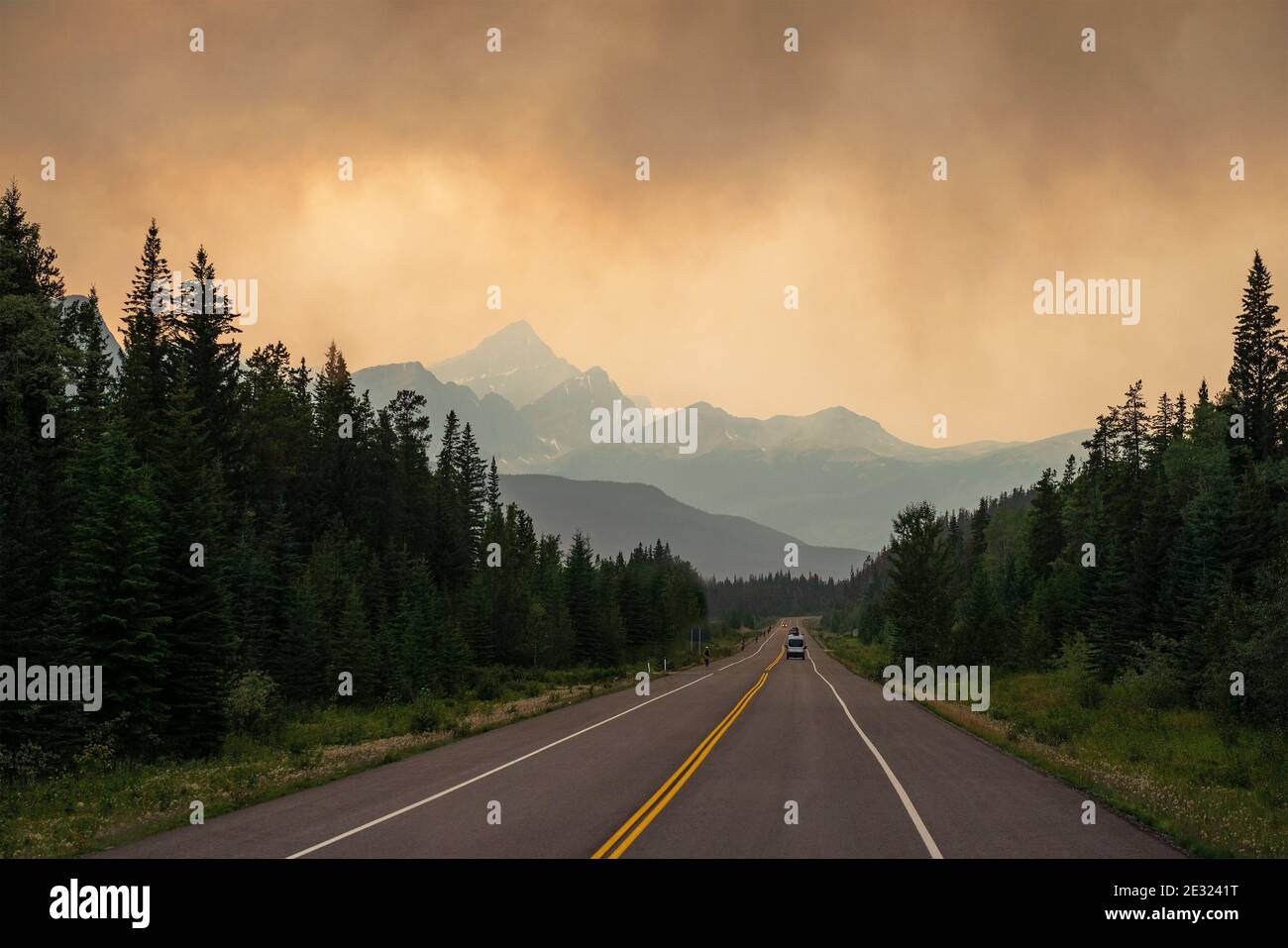 Dramatische Landschaft mit Rauchwolken entlang einer Autobahn in British Columbia während Waldbränden, Kanada. Stockfoto