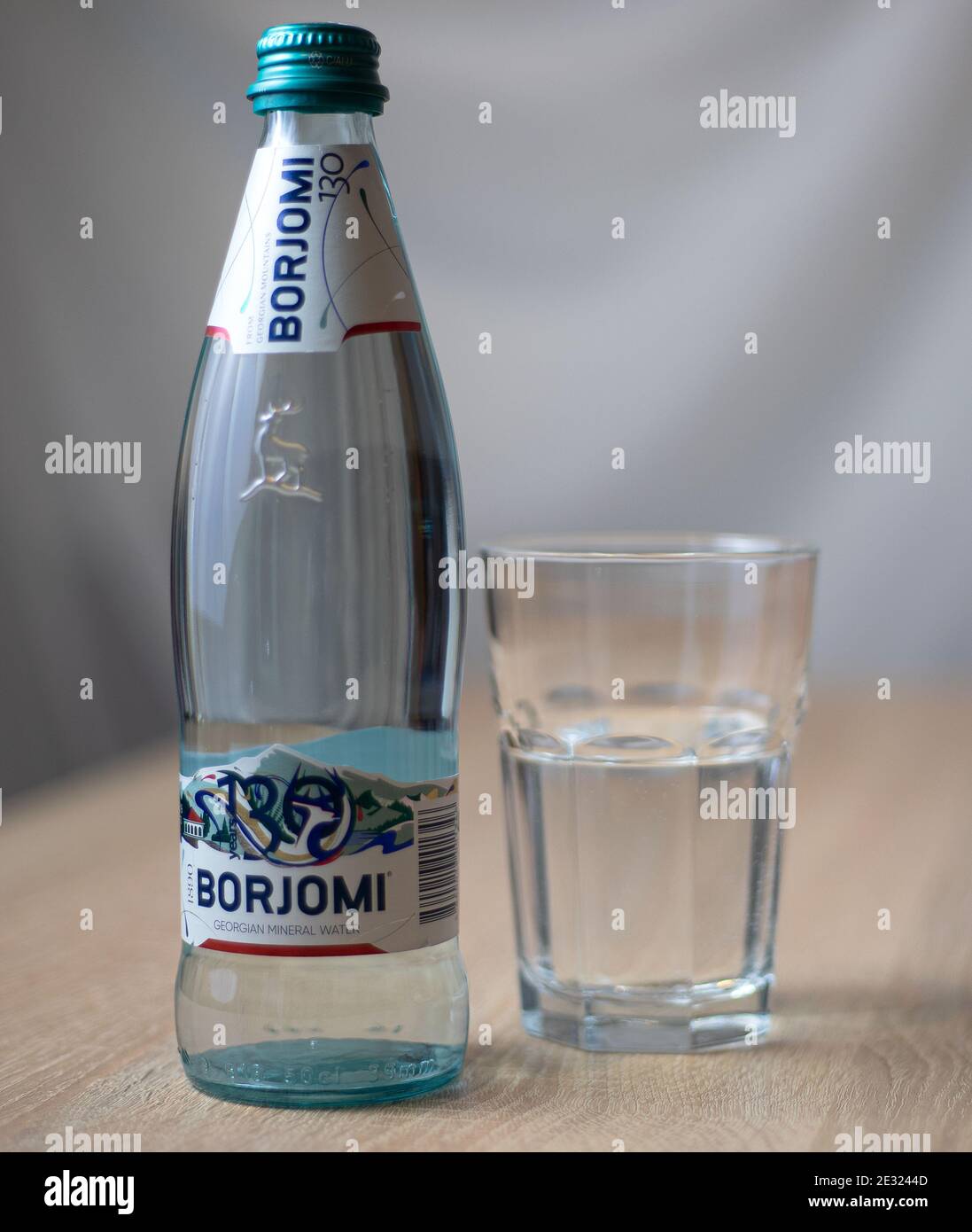 Glasflasche Borjomi funkelnden georgischen Mineralwasser auf Holztisch. Borjomi ist das beliebteste Mineralwasser für Magenprobleme Stockfoto