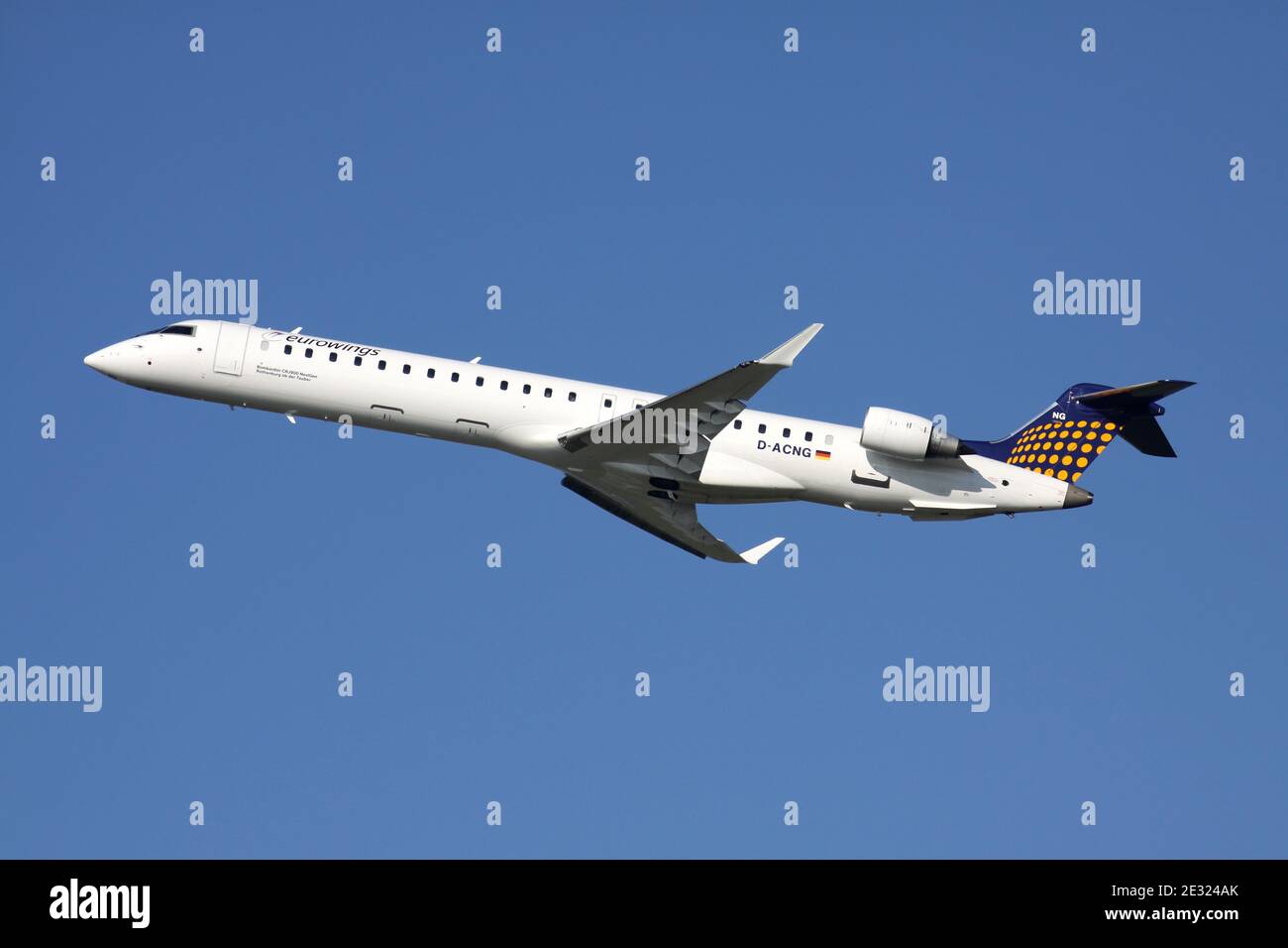 Eurowings Bombardier CRJ900 mit der Registrierung D-ACNG ist am Flughafen Düsseldorf in der Luft. Stockfoto