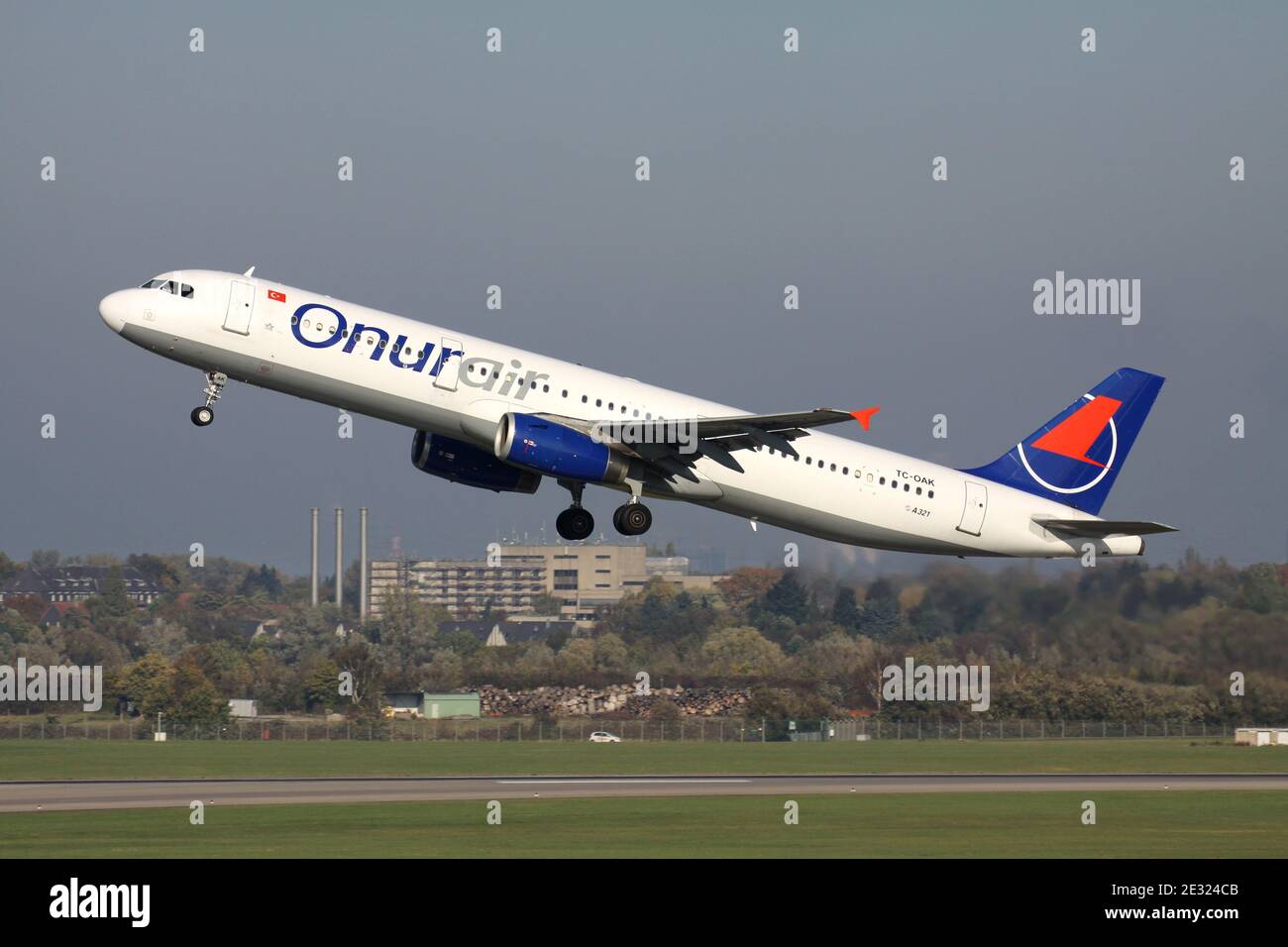 Türkischer Onur Air Airbus A321-200 mit Registrierung TC-OAK in der Luft am Flughafen Düsseldorf. Stockfoto