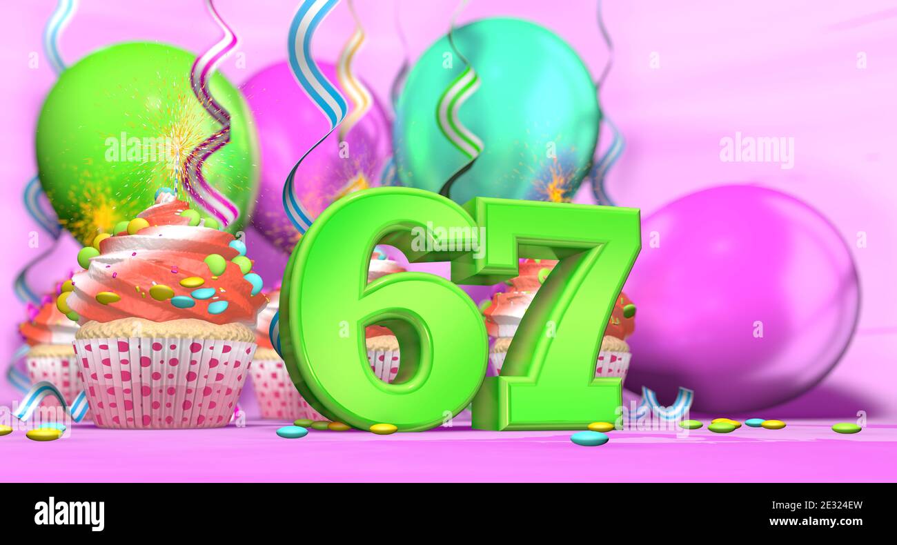Geburtstagskuchen mit Funkenkerze mit der Nummer 67 groß In grün mit Cupcakes mit roter Creme mit Schokolade verziert Chips und Luftballons auf Th Stockfoto