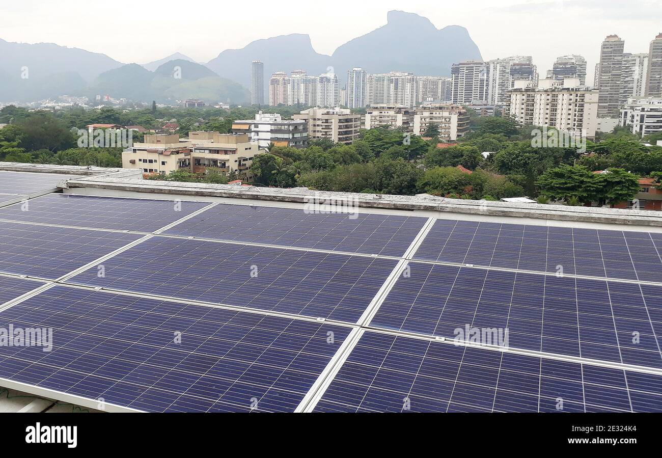 Sonnenkollektoren, um Energie auf der Terrasse des zu erzeugen Gebäude Stockfoto