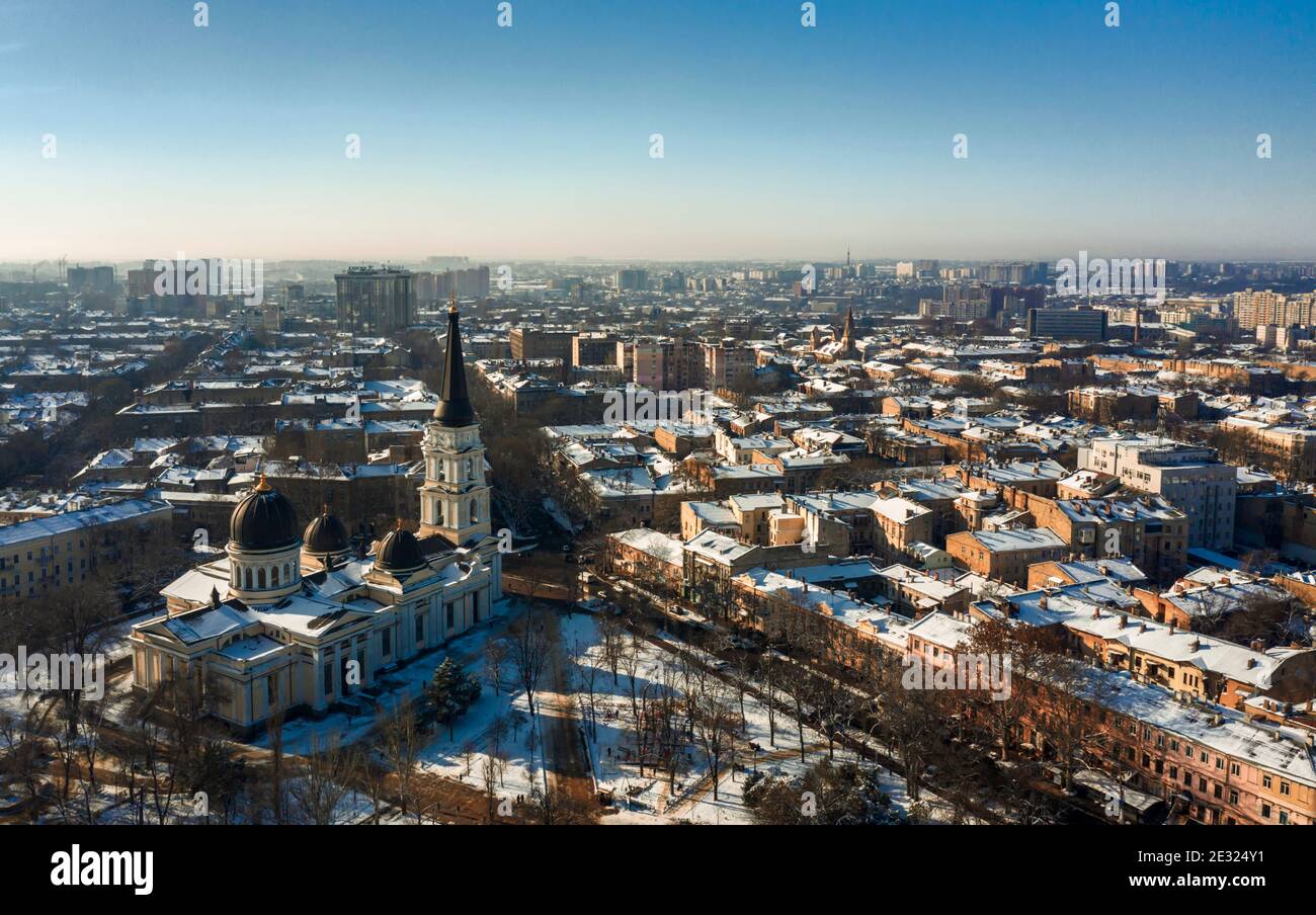 Panorama der orthodoxen Kathedrale in Odessa, Ukraine. Drohnenaufnahmen, Winterzeit und sonniger Tag. Stockfoto