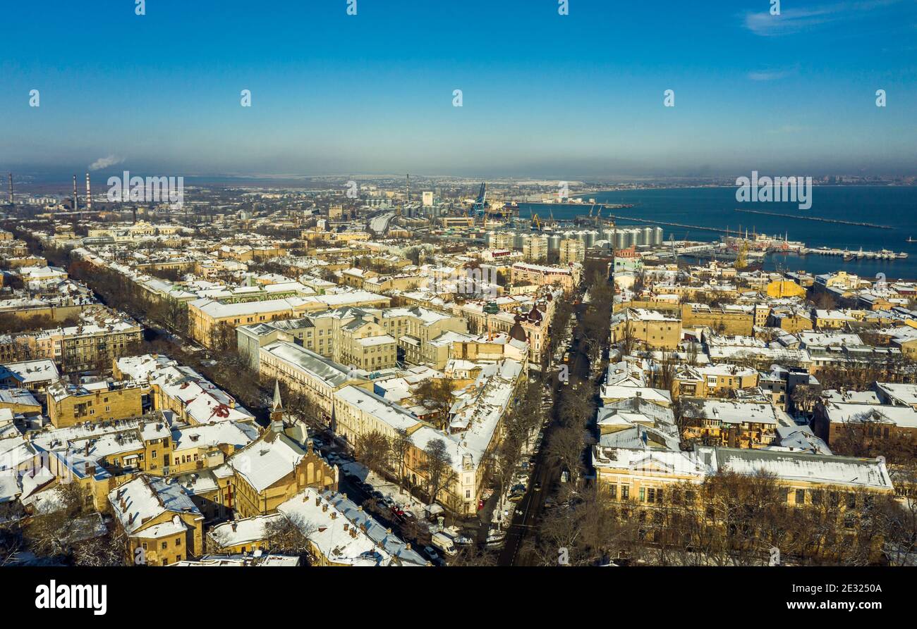 Panorama Zentrum Stadt Odessa Ukraine. Drohnenaufnahmen, Winterzeit und sonniger Tag Stockfoto