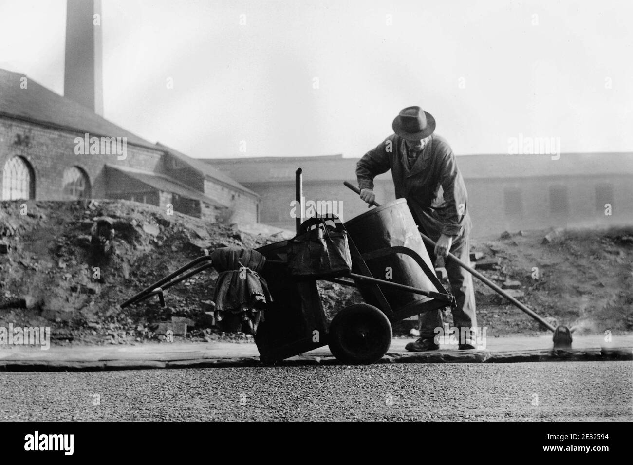 Großbritannien 1953 Straßenkehrmaschine in Dudley im Schwarzen Land, West Midlands, Großbritannien Stockfoto