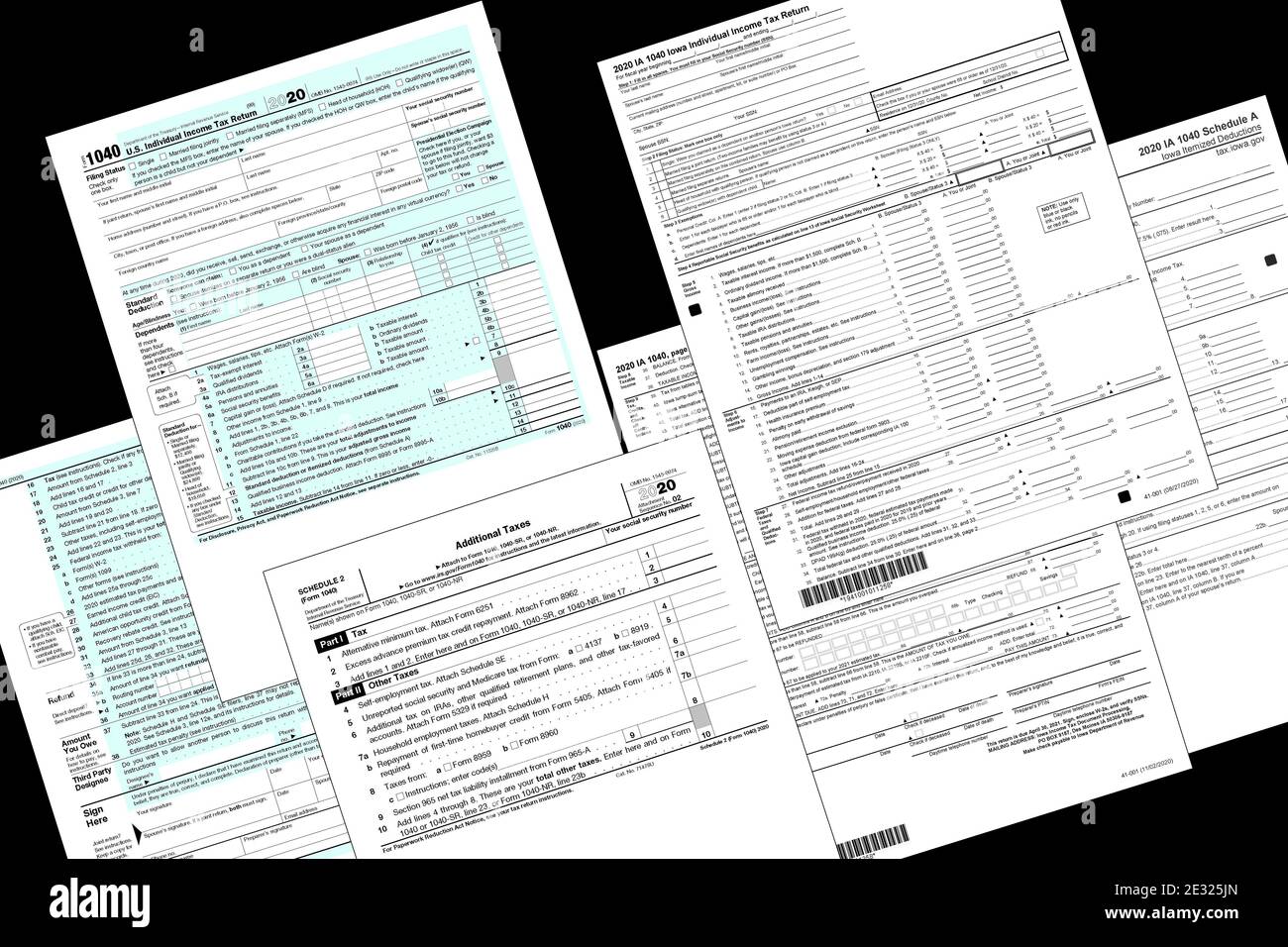 2020 IRS und der Staat Iowa Steuerformulare lagen auf einem schwarzen Schreibtisch. Stockfoto