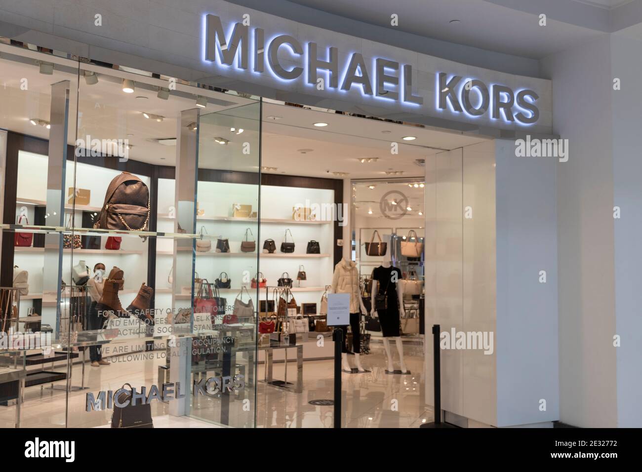 Indianapolis - Circa Januar 2021: Michael Kors Retail Store. Kors Bietet  Klassische Bekleidung, Handtaschen Und Accessoires An Stockfotografie -  Alamy