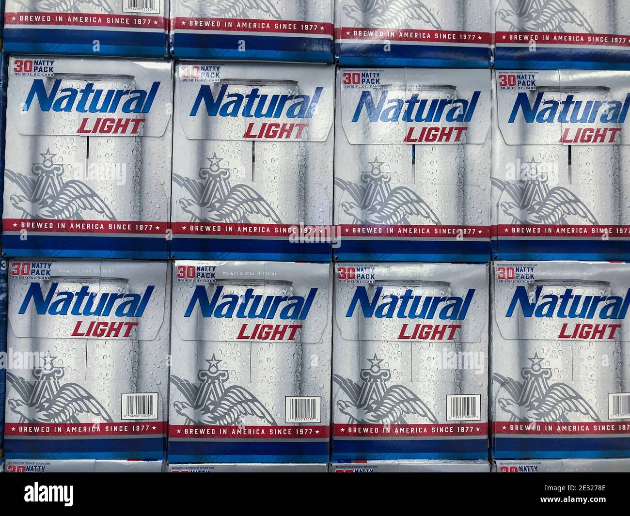 Indianapolis - circa Januar 2021: Natural Light Beer Display. Natural Light wird von Anheuser Busch gebraut und ist als Natty Light bekannt. Stockfoto