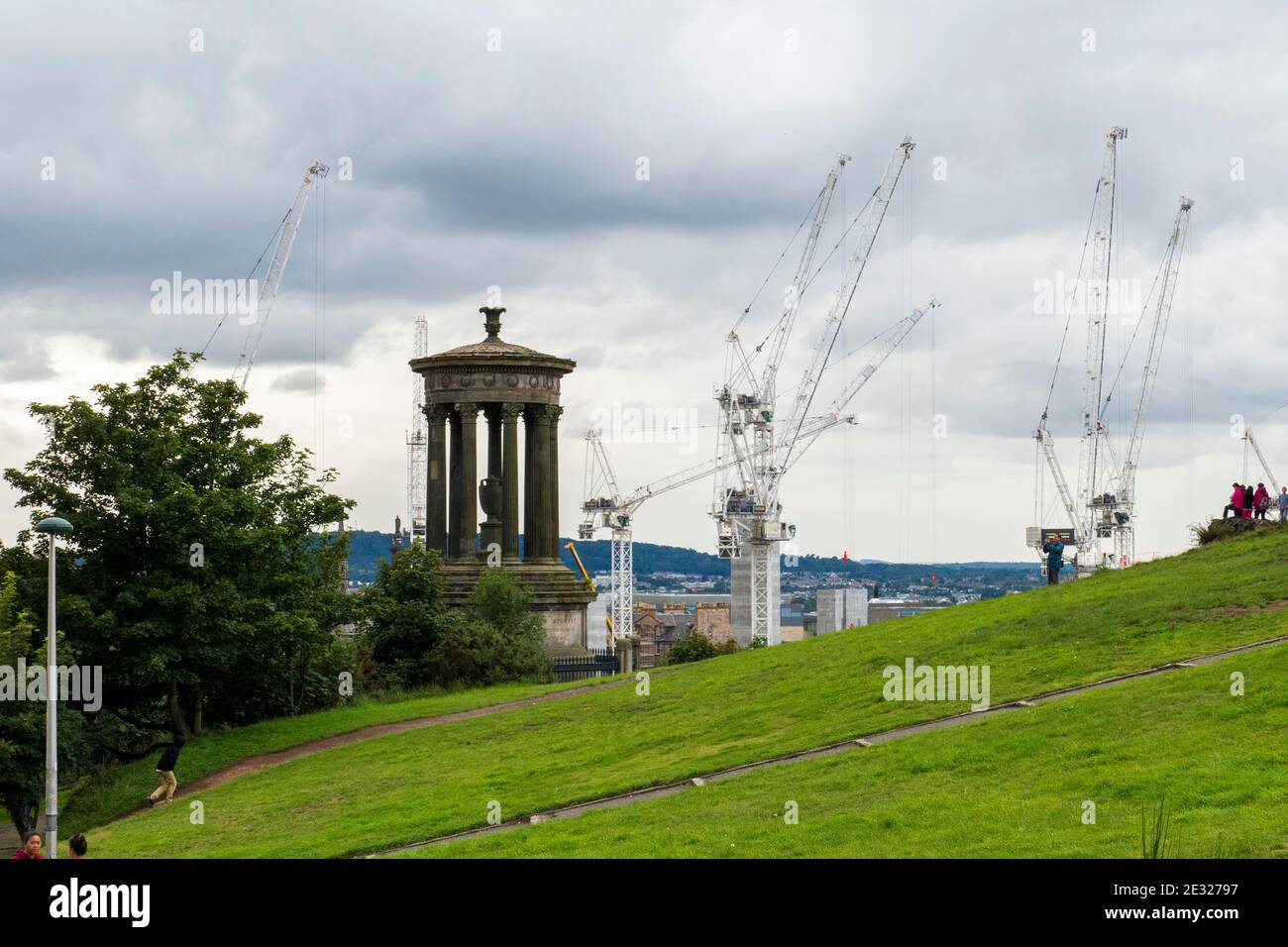 Blick vom Calton Hill über das Dugald Stewart Monument auf n Edinburgh mit Baukranen Stockfoto