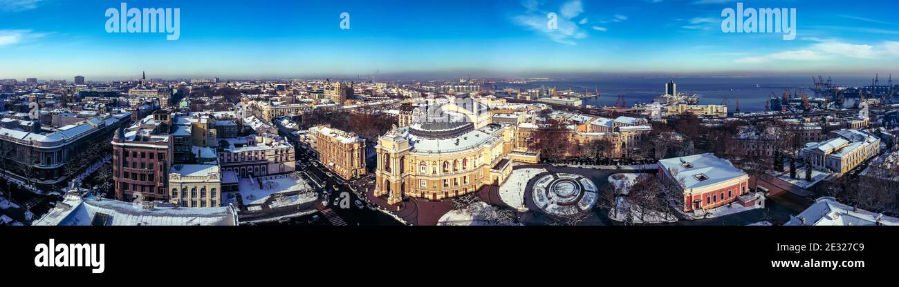 Luftpanorama von Stadtzentrum, Hafen und Oper und Ballett-Theater in Odessa Ukraine. Drohnenaufnahmen, Winterzeit und sonniger Tag. Stockfoto