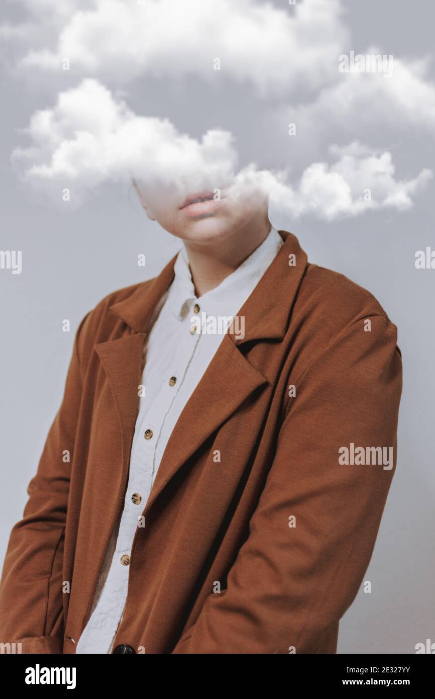 Heitere Frau mit dem Kopf in den Wolken, das Konzept der unrealistische Welt Stockfoto