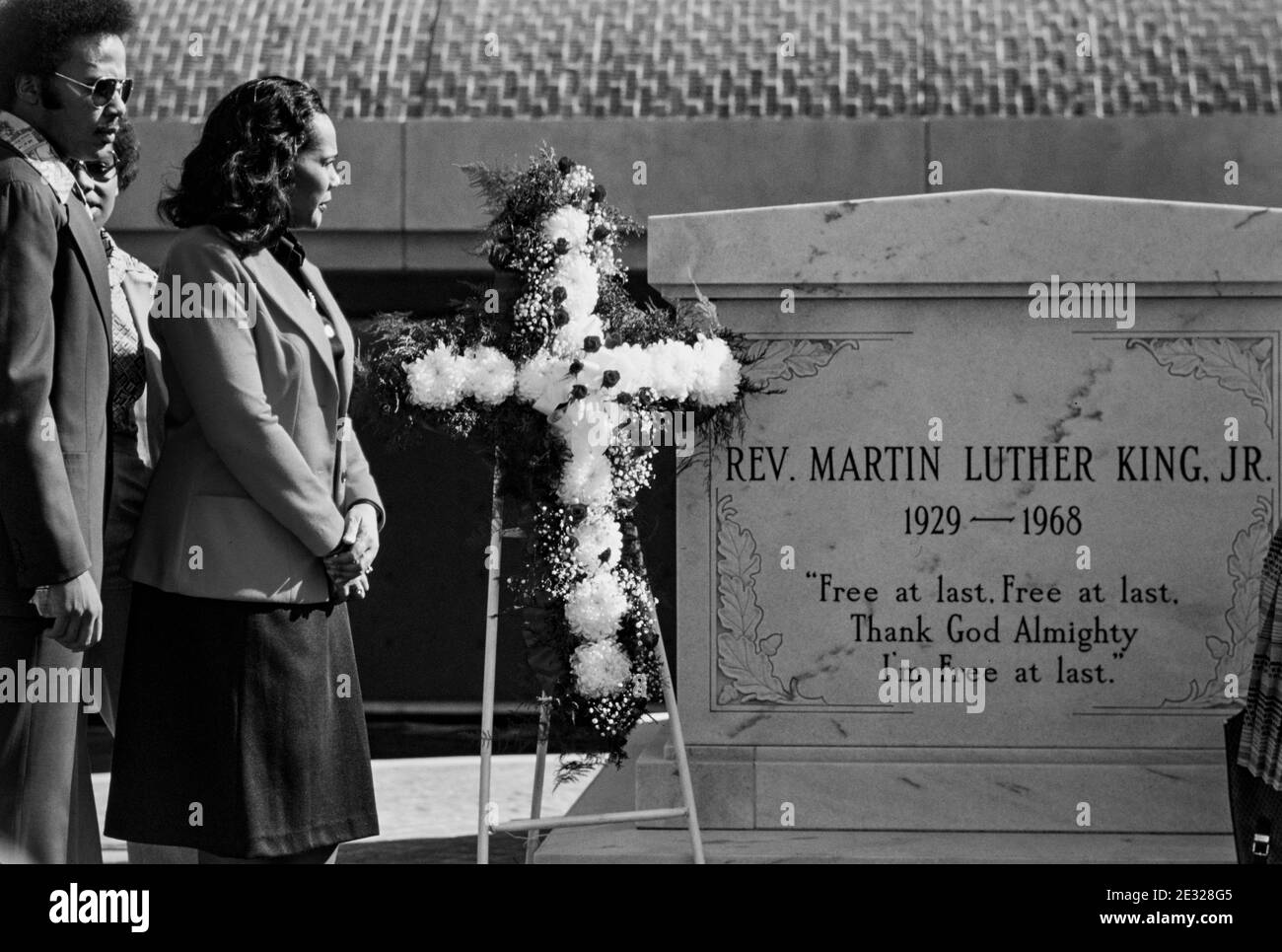 Coretta Scott King, Witwe des ermordeten Bürgerrechtführers Dr. Martin Luther King, Jr., am Grab ihres Mannes im King Center in Atlanta, GA. Stockfoto