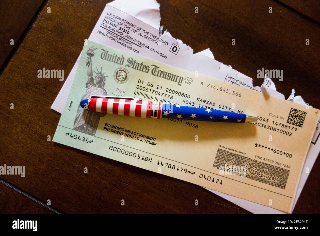 US-Schatzscheck für 600 US-Dollar an eine Einzelperson als Zahlung wirtschaftlicher Auswirkungen und Teil des Covid 19 Relief Bill in den Vereinigten Staaten. Stockfoto
