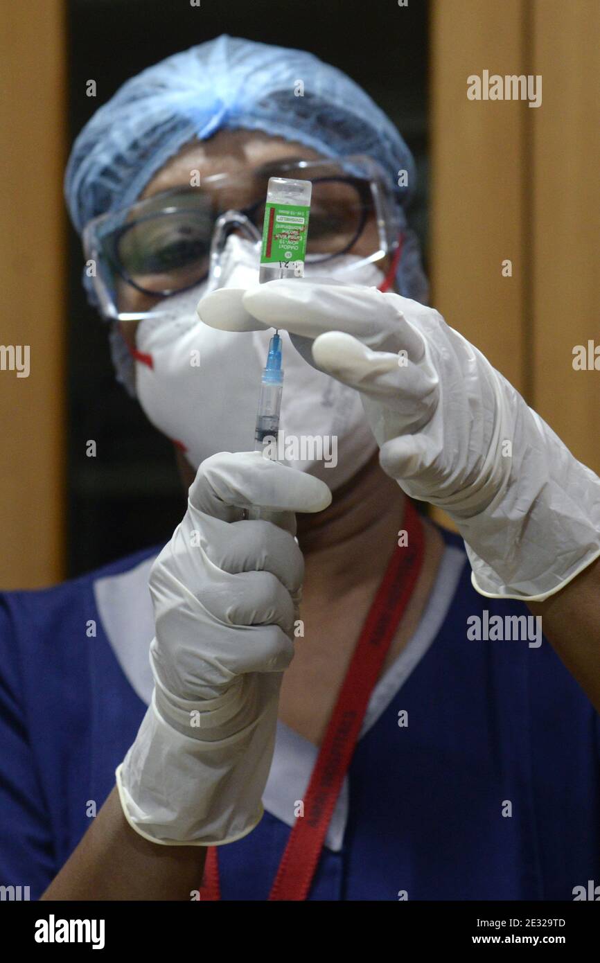 Kalkutta, Indien. Januar 2021. Medic fiils die Spritze mit COOVID 19 Impfstoff in einem Gesundheitszentrum während landesweiten COVID 19 Impfkampagne. (Foto von Ved Prakash/Pacific Press) Quelle: Pacific Press Media Production Corp./Alamy Live News Stockfoto