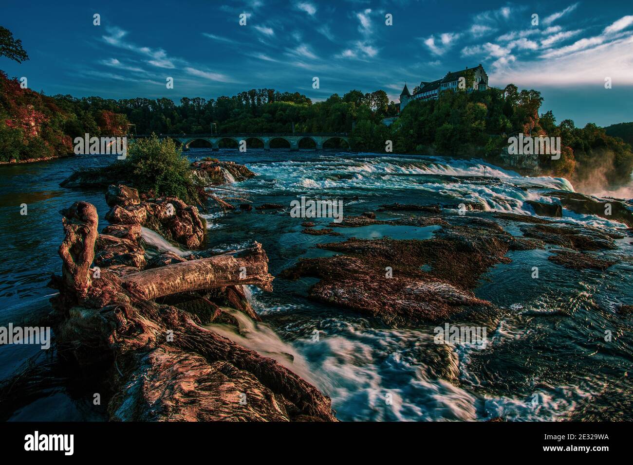 Panoramablick auf den Rheinfall mit Schloss Laufen Stockfoto