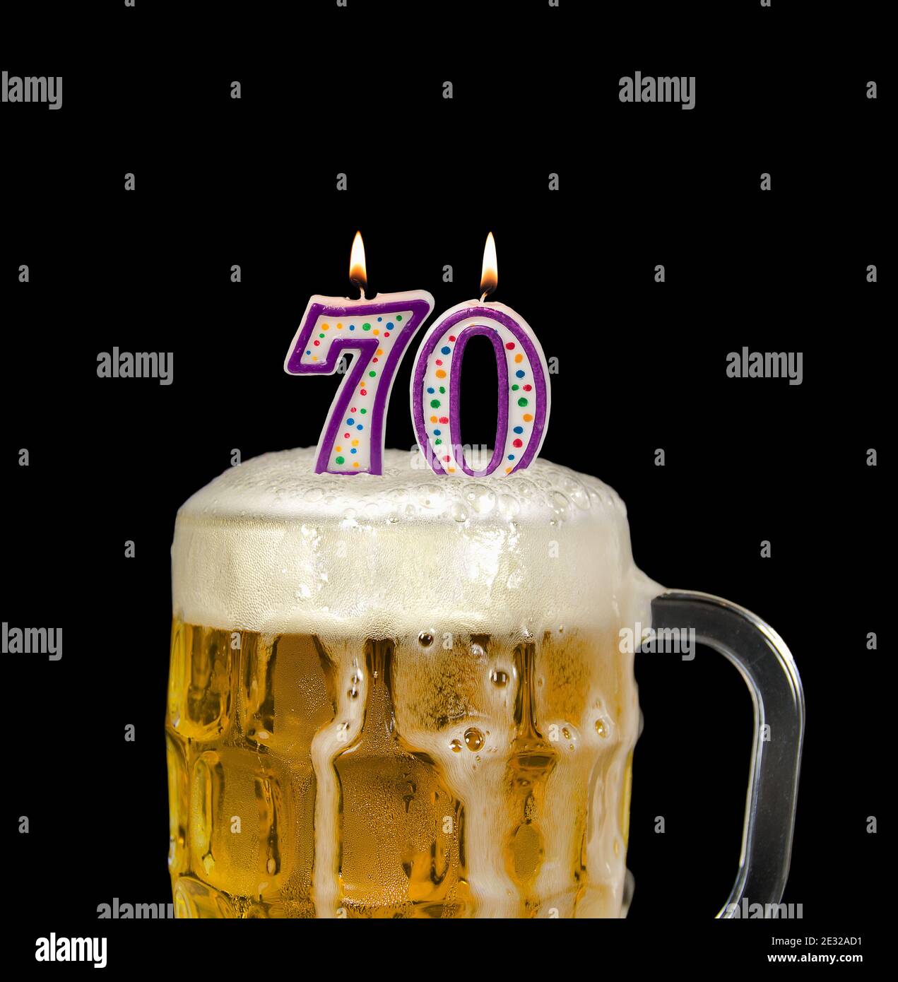 Nummer 70 Kerzen im Bierkrug für Geburtstagsfeier isoliert Auf Schwarz Stockfoto