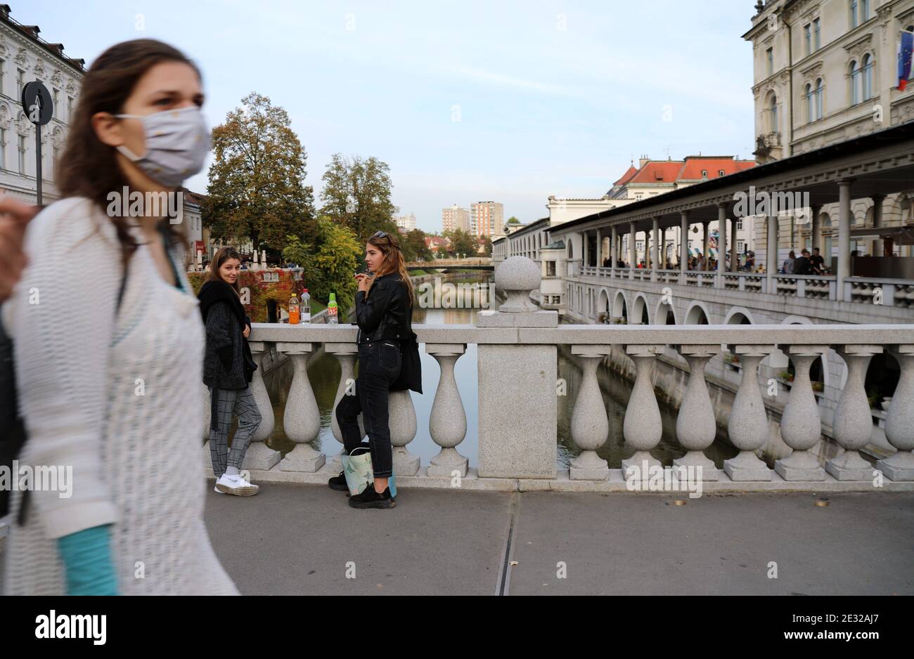 Tourist in Ljubljana trägt eine Gesichtsmaske Stockfoto