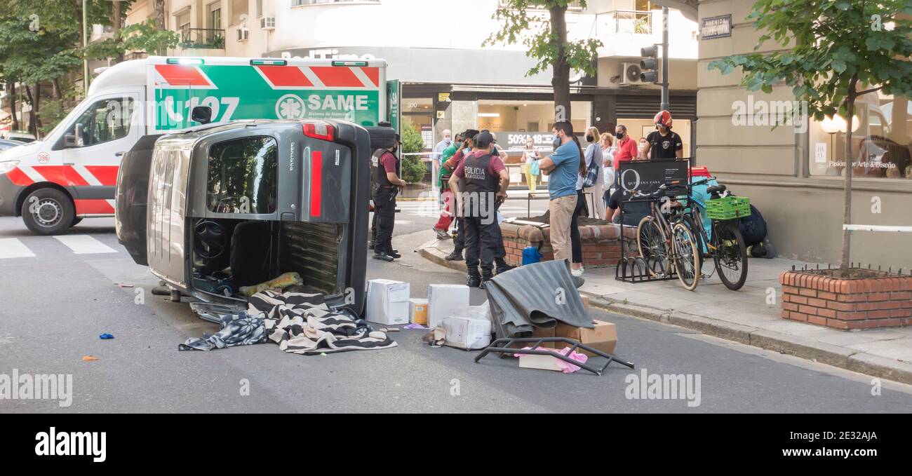 Krankenwagen und Polizei vor Ort des Autounfalls Buenos Aires, Argentinien Stockfoto