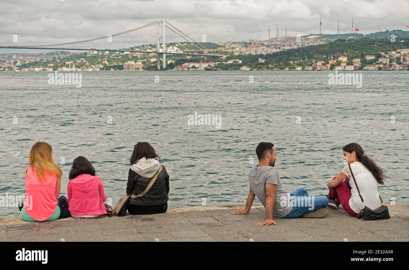 Menschen am Ufer der Bosporus-Straße, Istanbul, Türkei Stockfoto
