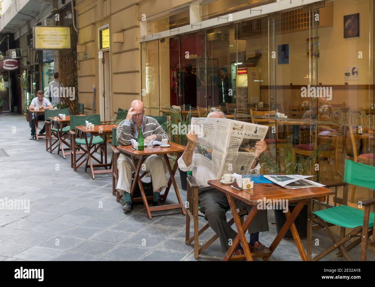 Menschen mit Kaffee am Morgen und Zeitung Recoleta, Buenos Aires, Argentinien Stockfoto