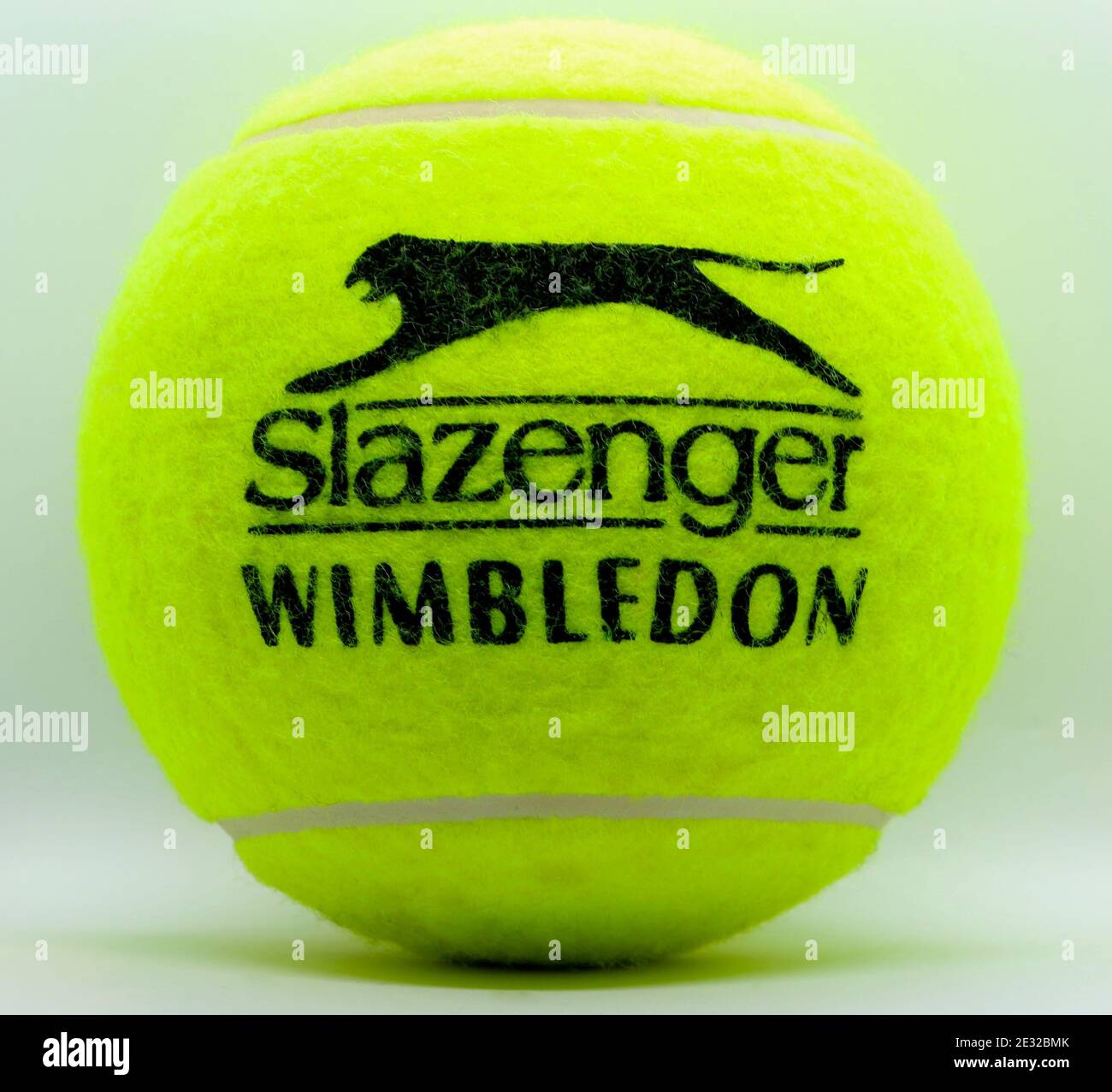 Foto eines großen Andenkens Slazenger Wimbledon Tag glühen gelben Tennisball vor einem weißen Hintergrund Nahaufnahme Stockfoto
