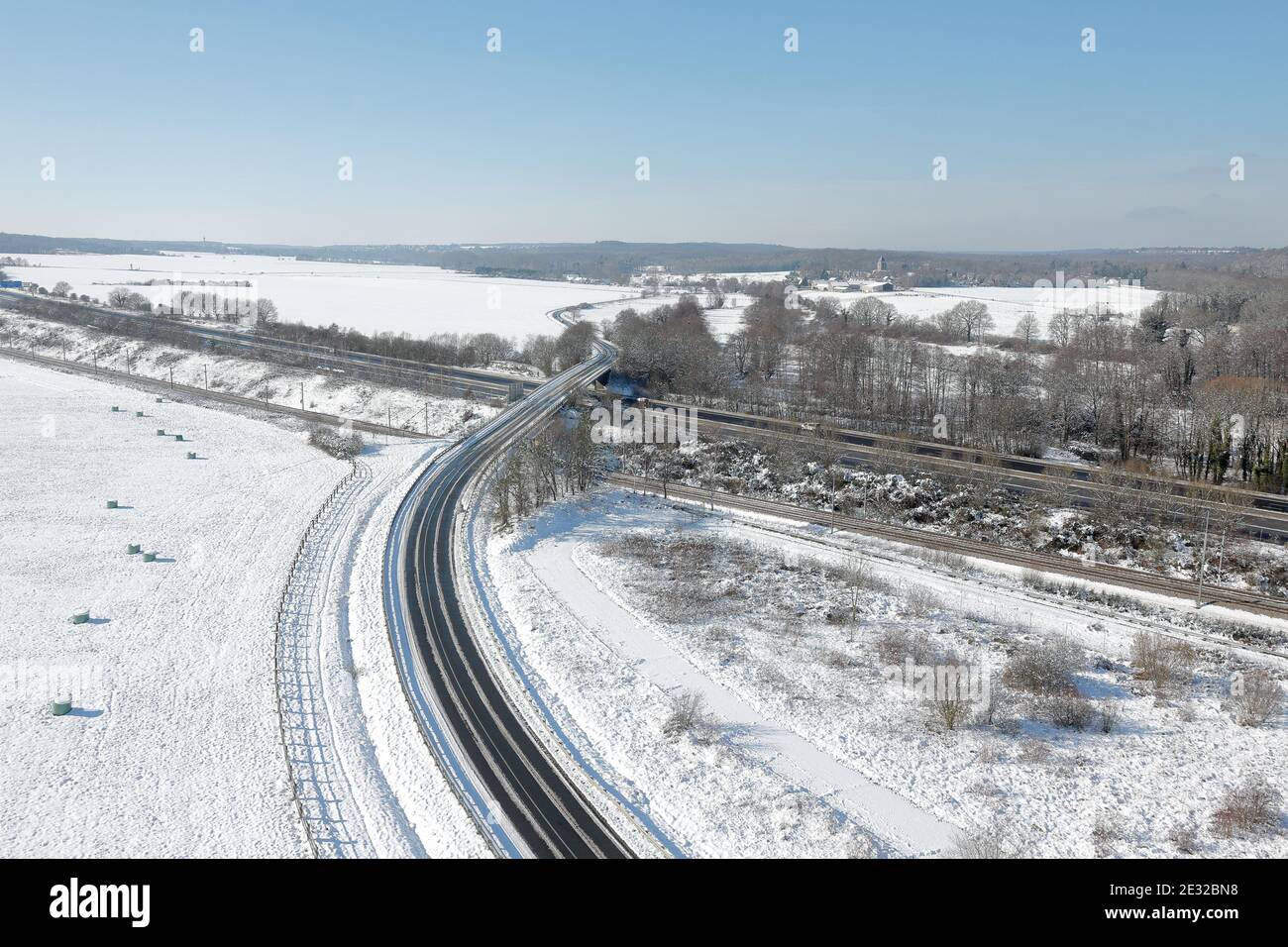 Luftaufnahme Drohne Straße von Longvilliers unter dem Schnee, Yvelines Department, Île-de-France Region. Gemeinde des Naturparks Stockfoto