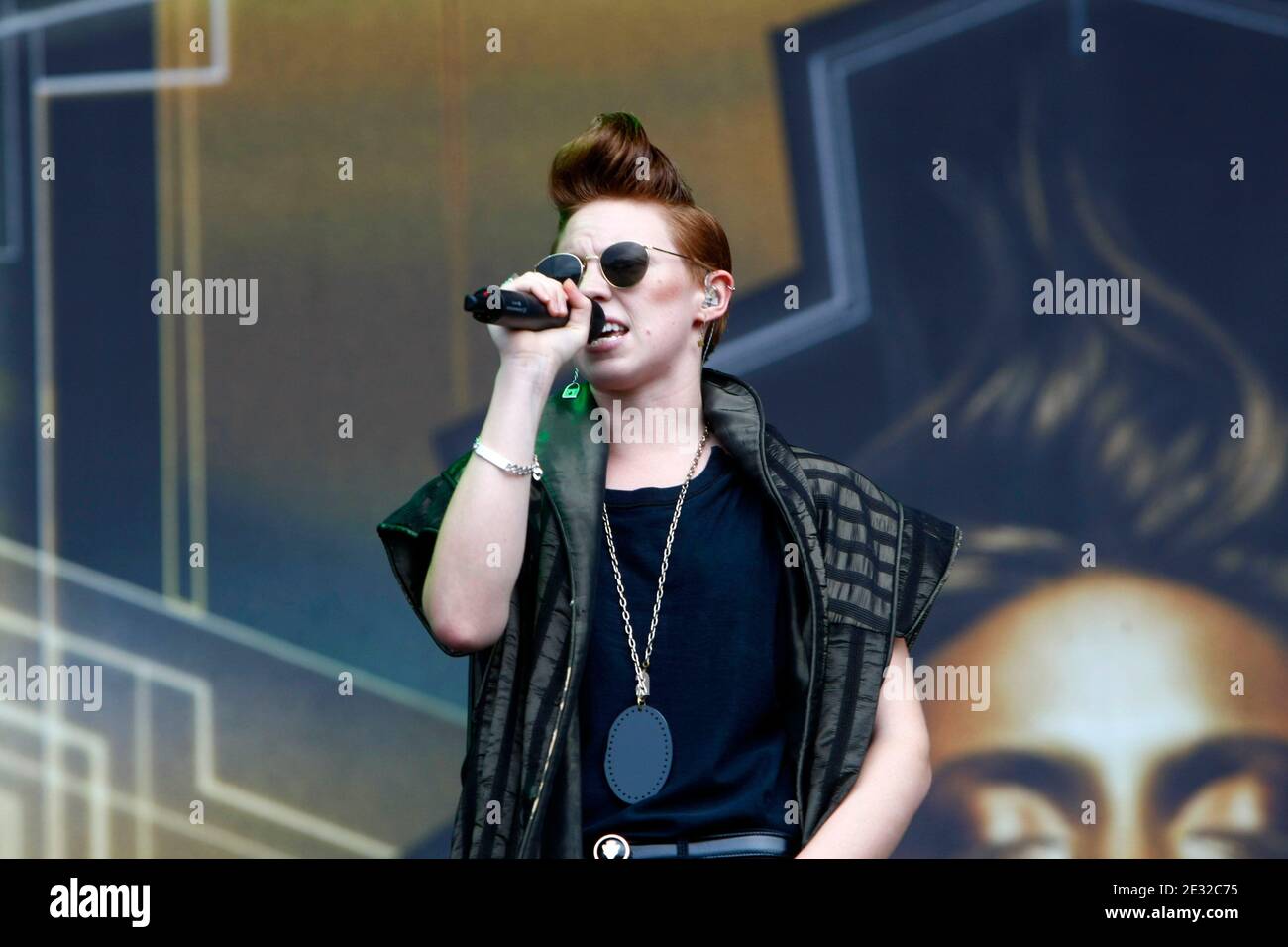 Elly Jackson vom britischen Duo La Roux spielt live auf der Bühne während des Arras Main Square Festival 1. Tag, in Arras, Nordfrankreich, 02 Juli 2010. Foto von Sylvain Lefevre/ABACAPRESS.COM Stockfoto