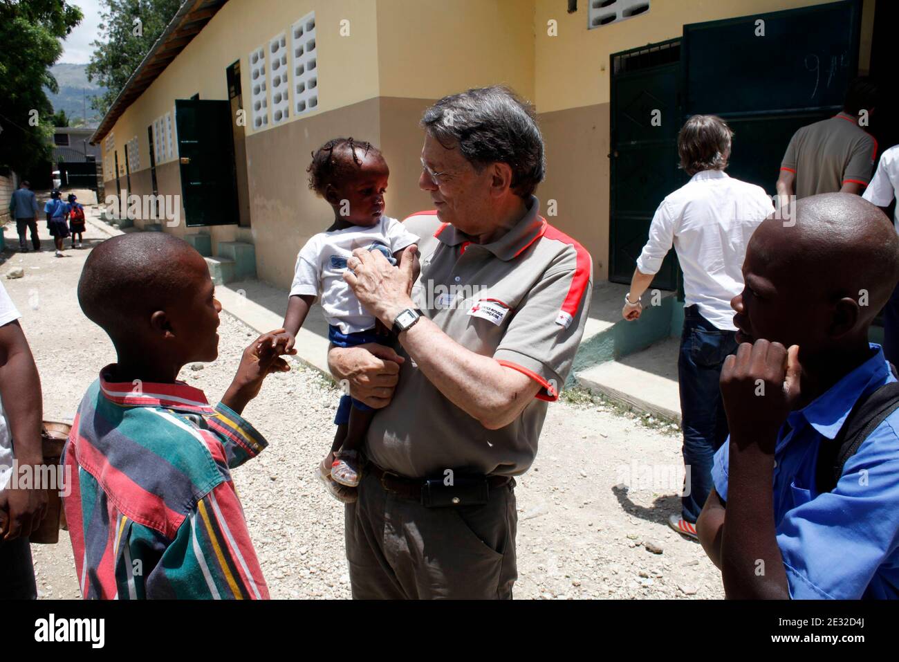 Französisches Rotes Kreuz Jean-Francois Mattei besucht am 29. Juni 2010 die Vialet-Apotheke und die Schule in Petit Goave, Haiti. Sechs Monate nach dem Seismus, der Haiti verwüstete, ging der Präsident des französischen Roten Kreuzes Jean-Francois Mattei nach Port-au-Prince, um eine Bestandsaufnahme der auf der Insel eingebrachten Hilfsansätze zu machen. Während einer Woche, machte er die Wende der Aktionen des französischen Roten Kreuzes auf der Stelle, die 30 Expatriates und 220 lokale Mitarbeiter zählt organisiert und zu besuchen ein "Projekt über Wasser, eine Apotheke und ein Flüchtlingslager. Foto von Jean-Luc Luyssen/ABACAPRESS.COM Stockfoto