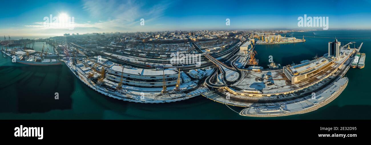 360-Grad-Panorama von Seehafen und Zentrum Stadt Odessa Ukraine. Drohnenaufnahmen, Winterzeit und sonniger Tag Stockfoto