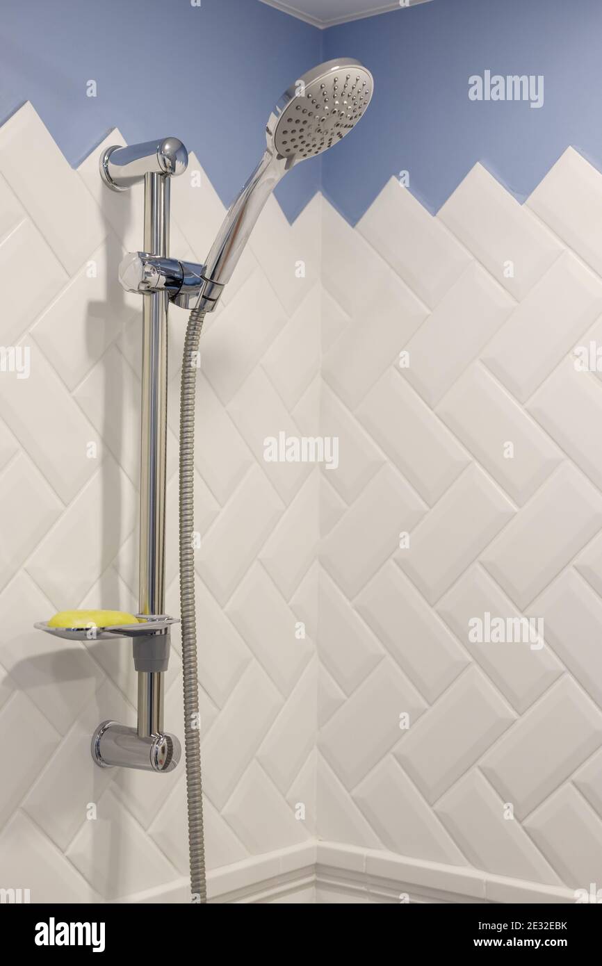 Moderne Dusche an der Wand im modernen weißen Badezimmer. Stockfoto