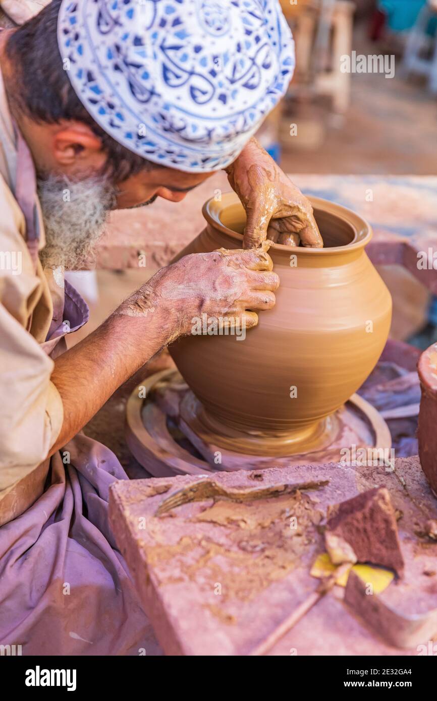 Naher Osten, Arabische Halbinsel, Oman, Ad Dakhiliyah, Bahla. Oktober 23 2019. Mann, der an einem Töpferrad in der Töpferei Aladawi in Oman arbeitet. Stockfoto