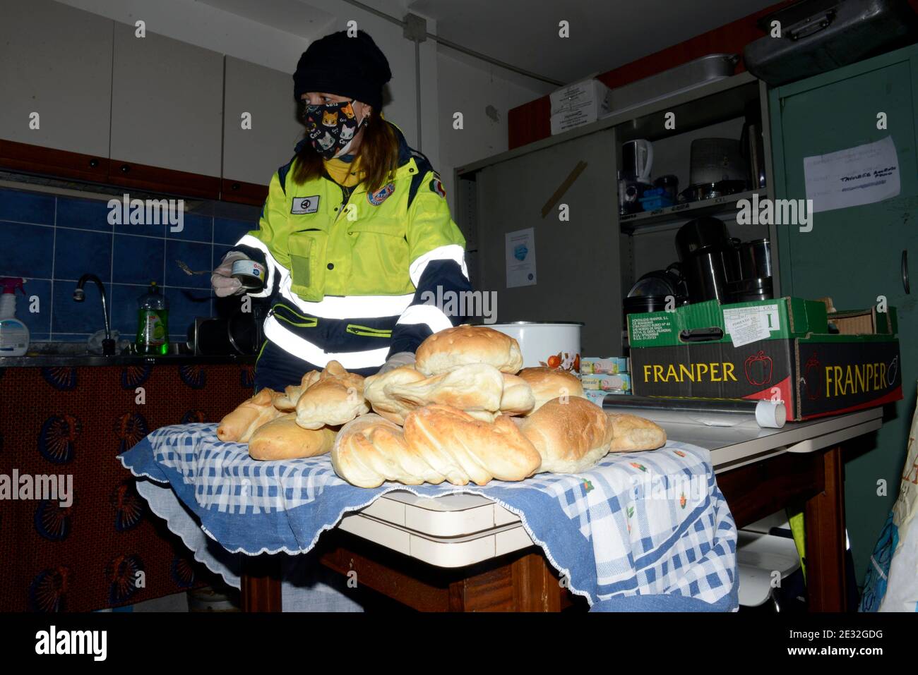 Roma, molte le Organizzazioni Volontarie che preparano pasti da consegnare ai senza fissa dimora della Capitale, che stanno per afrontare un altra notte di gelo e solitudine nelle strade. Stockfoto