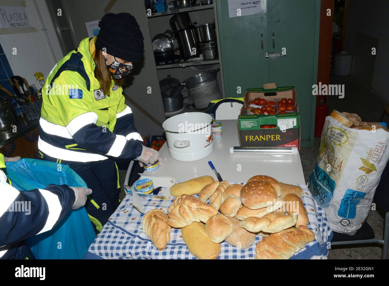 Roma, molte le Organizzazioni Volontarie che preparano pasti da consegnare ai senza fissa dimora della Capitale, che stanno per afrontare un altra notte di gelo e solitudine nelle strade. Stockfoto